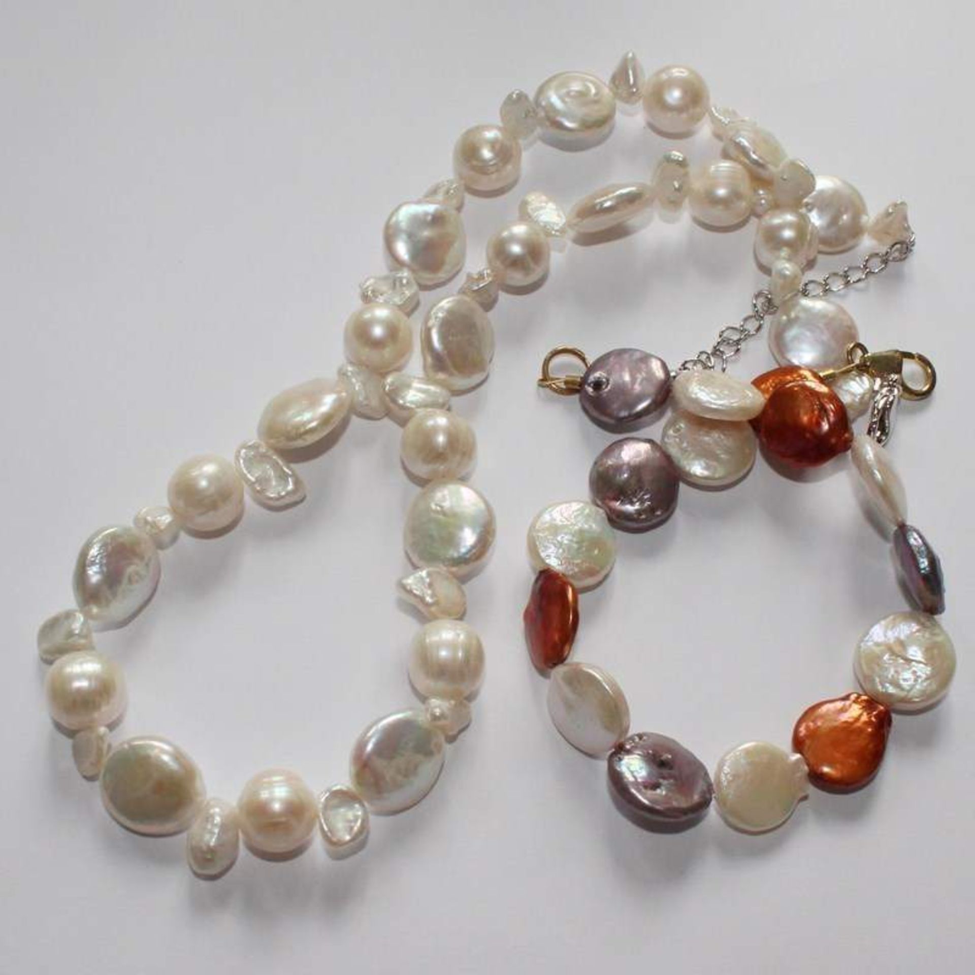 Set 2 tlg., Kette, aus gerillten Perlen, Dca.0,7cm, u. Perlmuttelementen, mit Verlängerungskettchen,