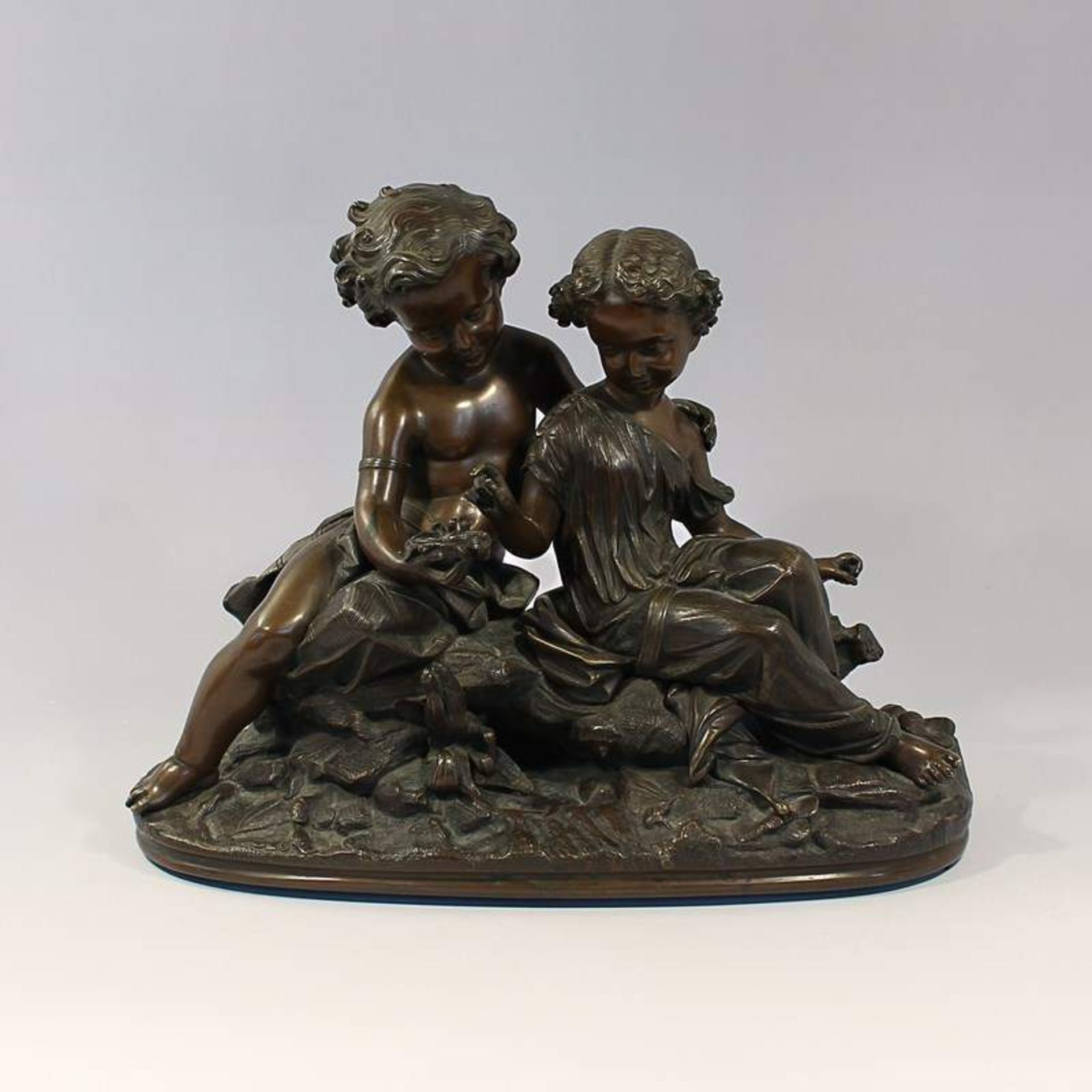 Bronzeskulptur um 1900, wohl Frankreich, Bronze, patiniert, zwei spielende Kinder, antikisierende