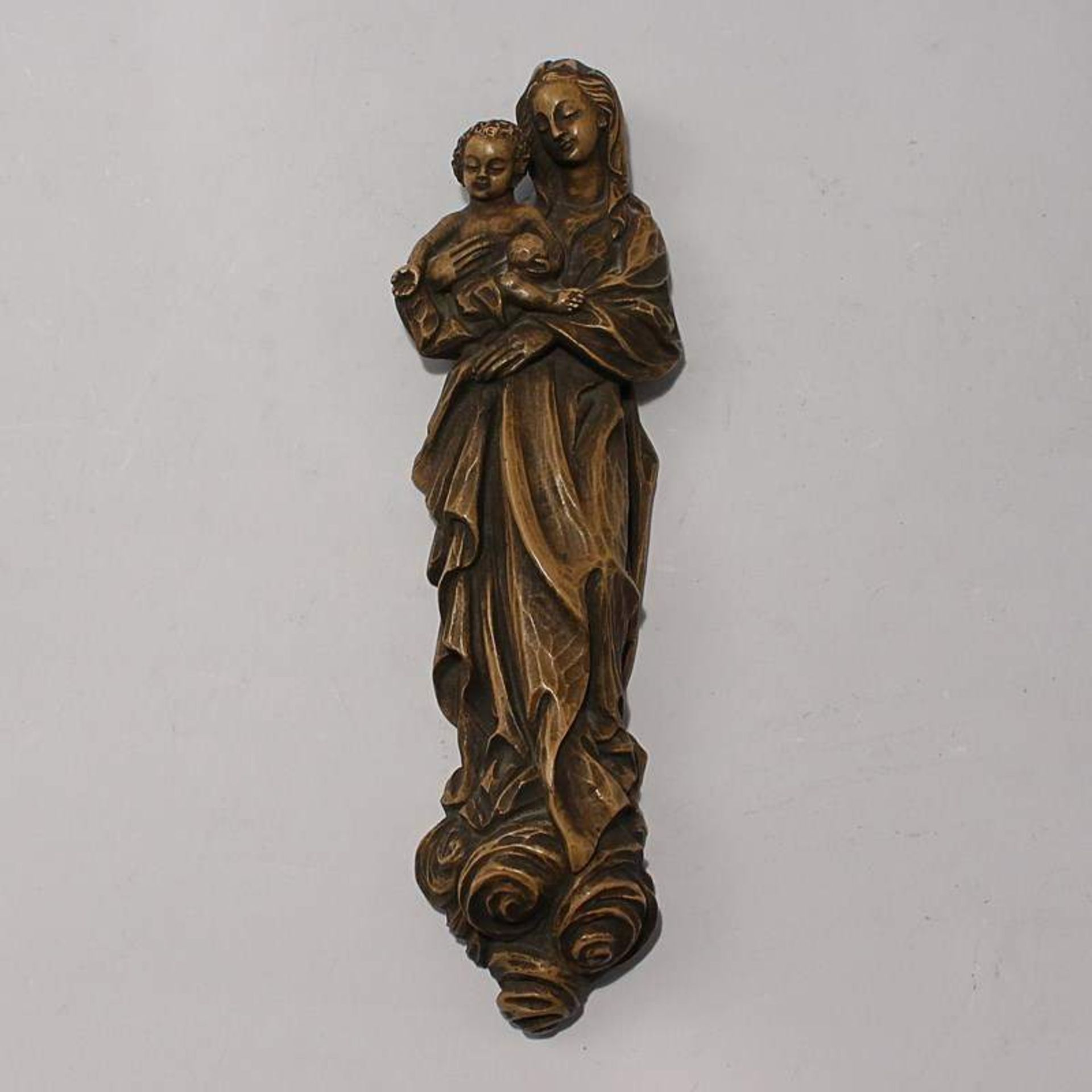 Holzmadonna halbplastische Holzschnitzerei, Madonna auf Wolke mit Jesuskind im Arm, Christus mit