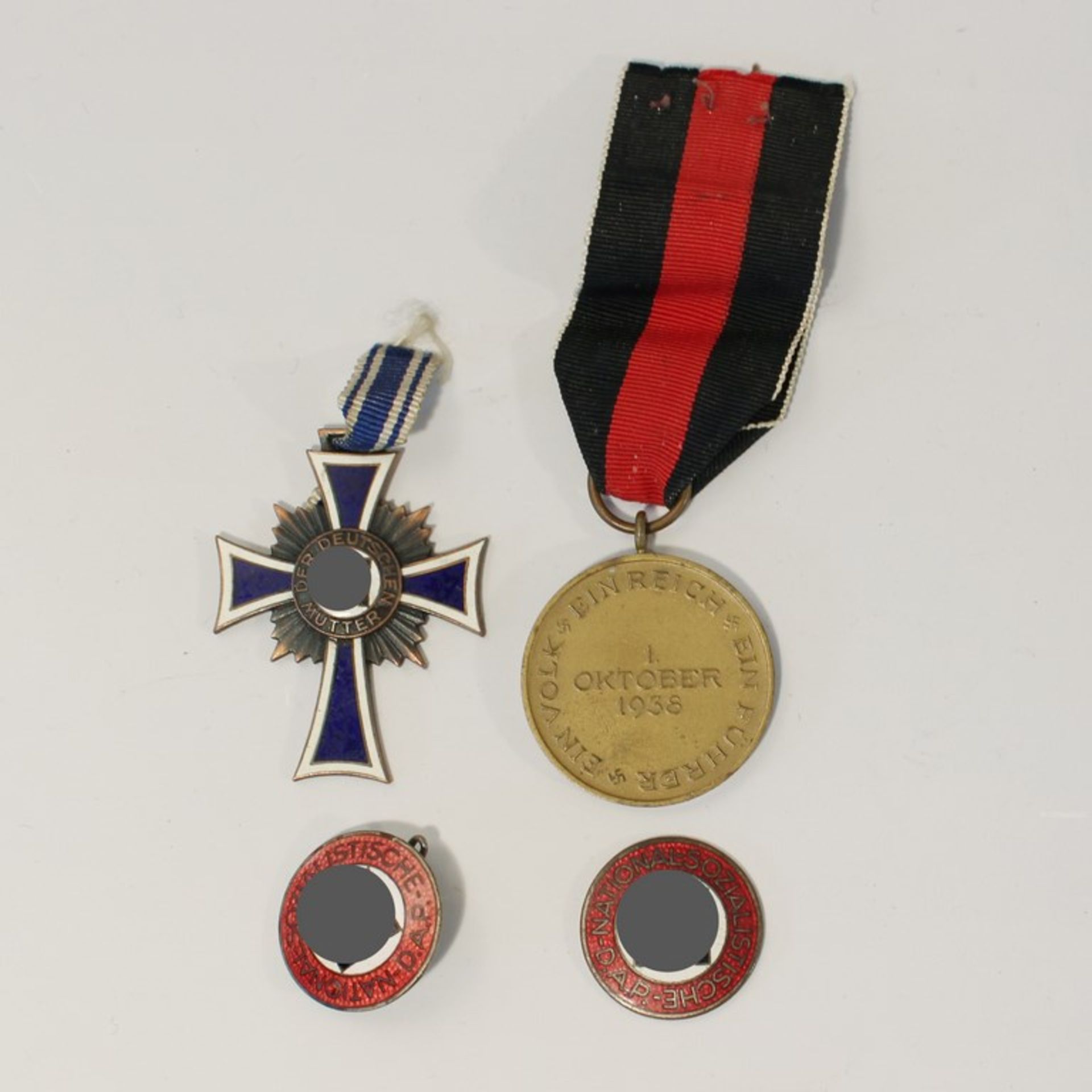 Abzeichen - 3.Reich 4 St., 1 Mutterkreuz, 1 Medaille zur Erinnerung an den 1.Oktober, m. Band, 2