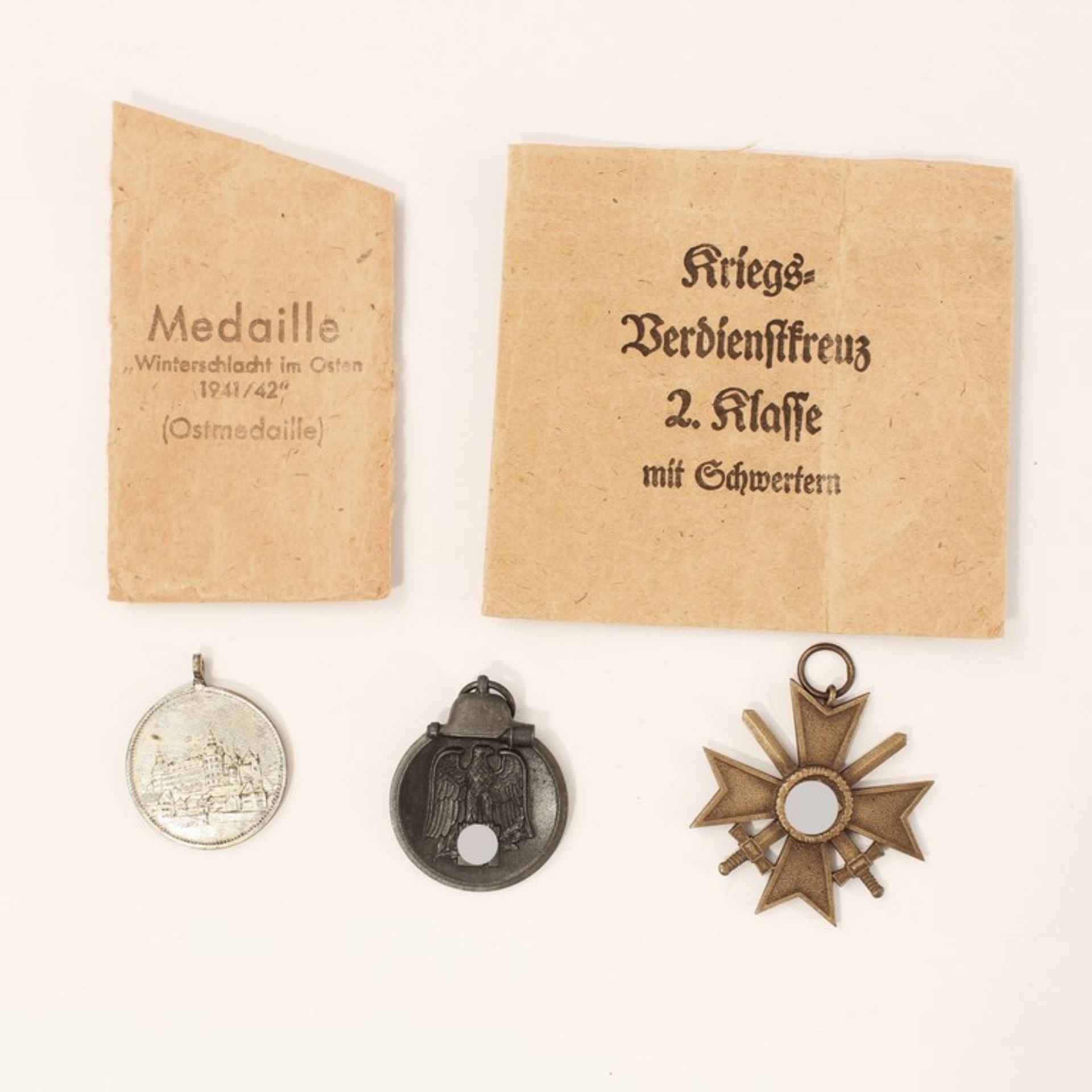 Abzeichen - 3.Reich 3 St., 1 Kriegsverdienstkreuz 2. Klasse mit Schwertern, m. Verleihungstüte, 1