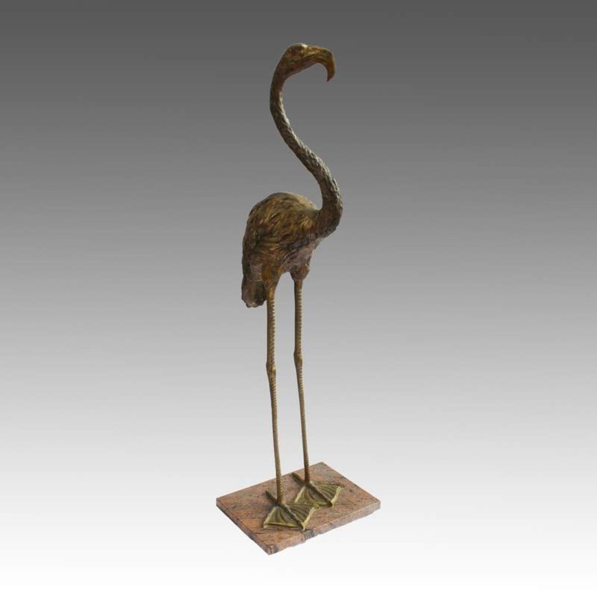 Große Bronzeplastik 1980er J., stehender Flamingo, Bronze vergoldet, auf schwarz/rot marmorierter