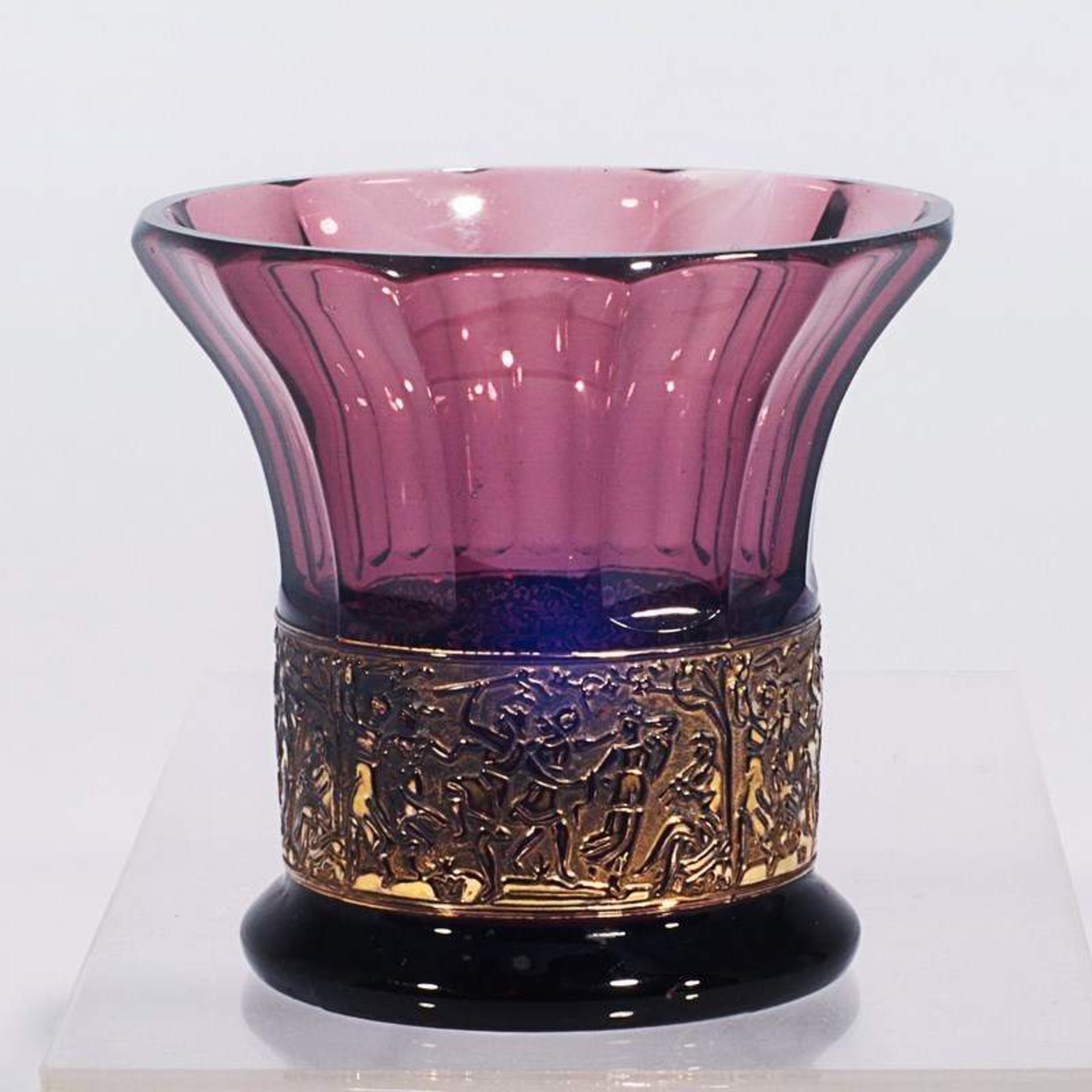 Walther - Vase Art dèco, August Walther & Söhne Ottendorf/Okrilla, violettes formgepresstes Glas,