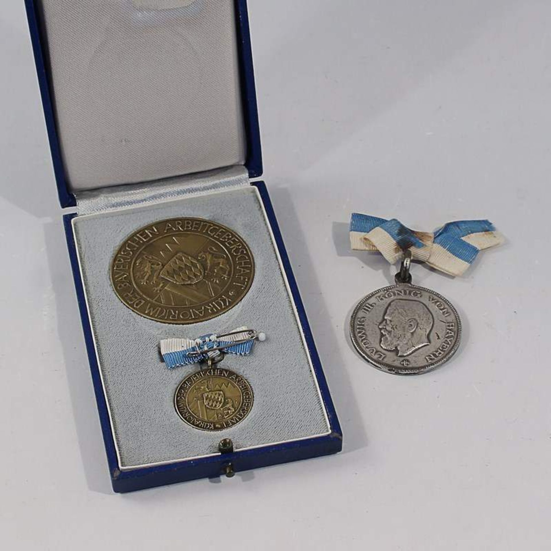 Abzeichen - Bayern 3 St., 1 Medaille König Ludwig III. von Bayern 1914, unles. sign. wohl G.