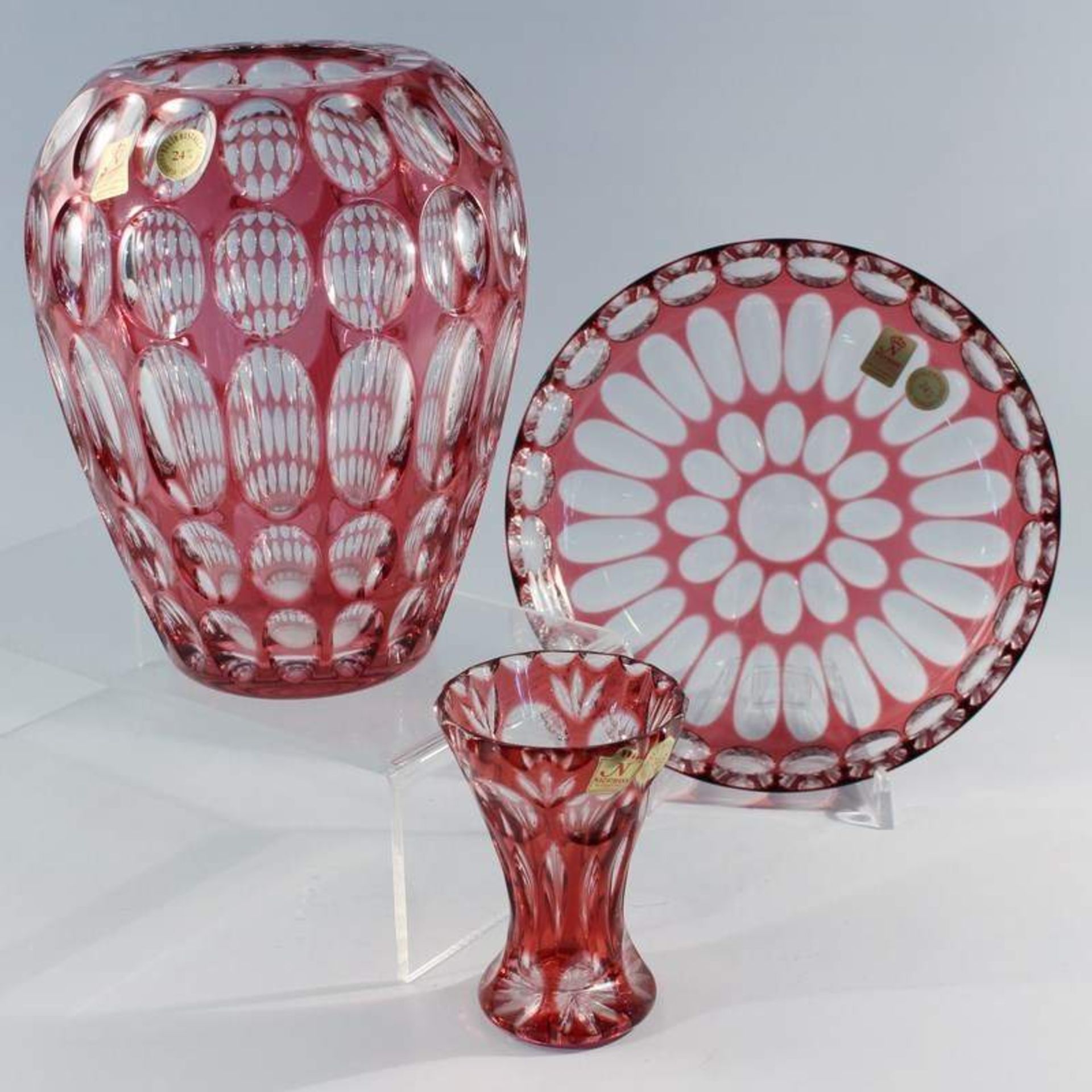 Konvolut - Nachtmann 3 St., untersch. Formen u. Größen, 2 Vasen, Schale, farbloses Glas, rot