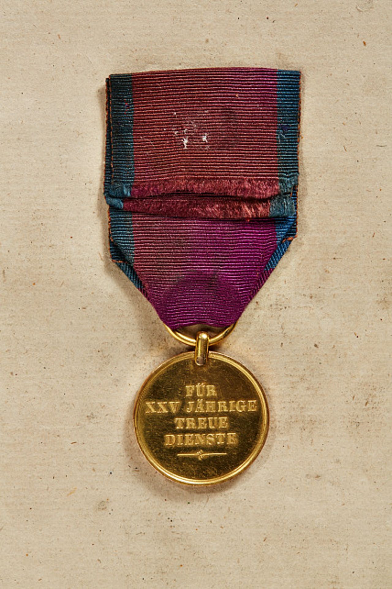 KÖNIGREICH HANNOVER - ERNST-AUGUST-ORDEN : Goldene Wilhelms-Medaille für 25 Dienstjahre mit dem - Image 2 of 2