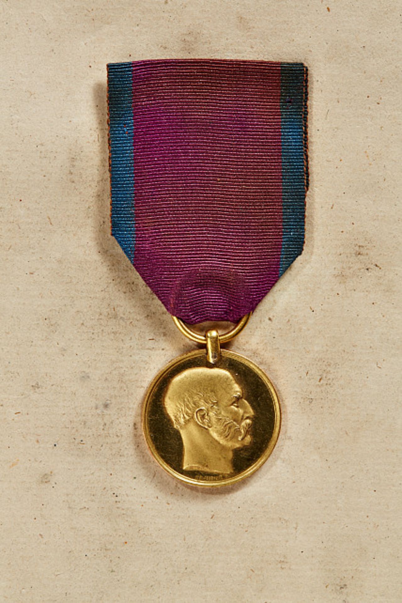 KÖNIGREICH HANNOVER - ERNST-AUGUST-ORDEN : Goldene Wilhelms-Medaille für 25 Dienstjahre mit dem