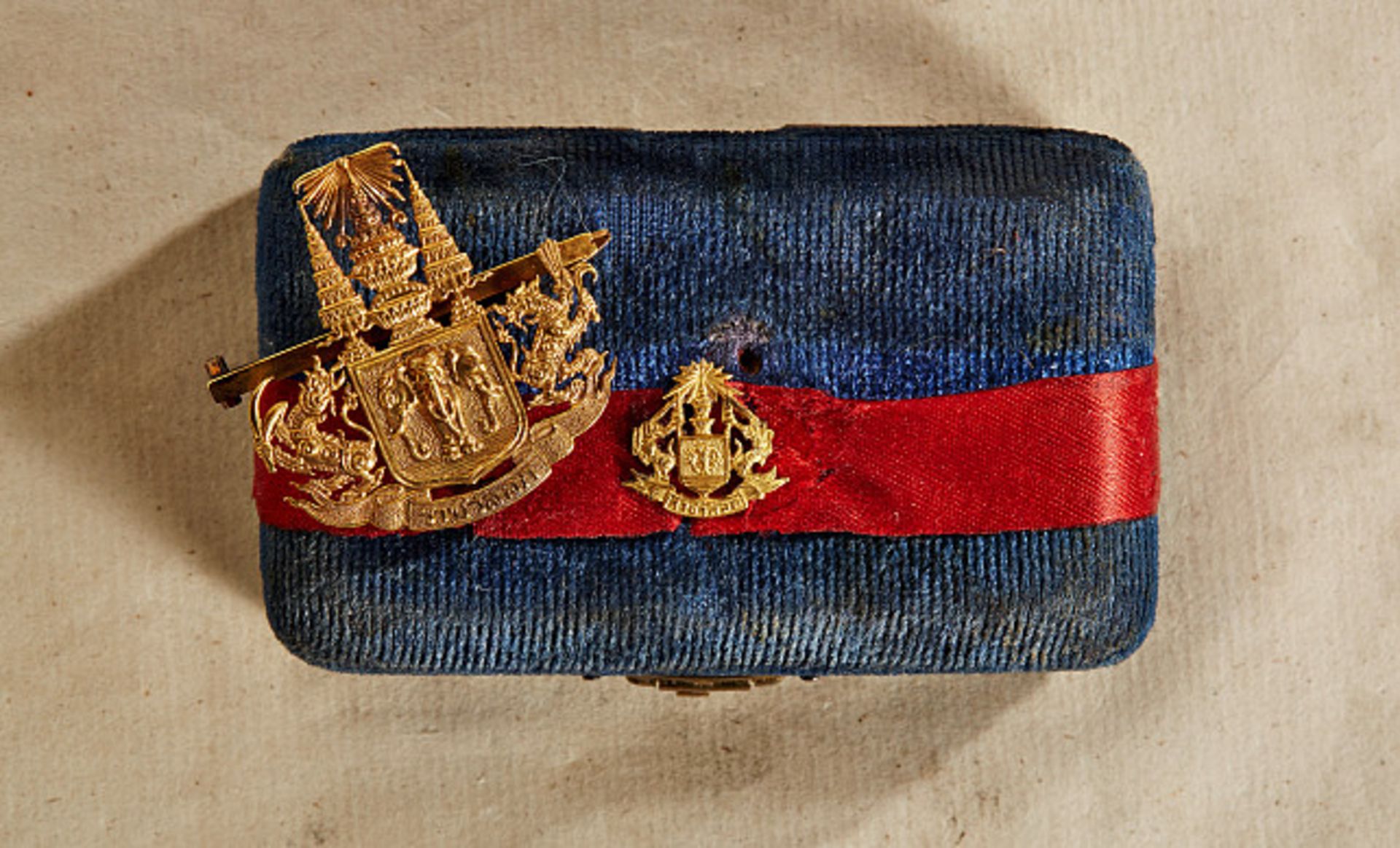 Ausländische Orden & Ehrenzeichen - Laos : Königliche Geschenknadel. Gold, an Nadel, in blauem