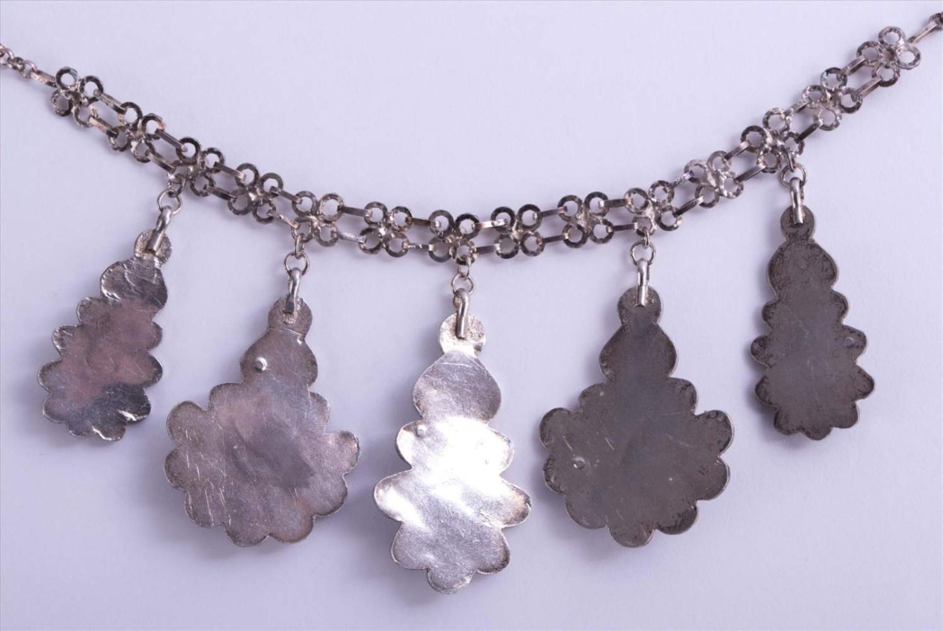 Cloisonne Collier wohl Nordafrika / Cloisonné necklace, probably North Africa Silber geprüft, L: ca. - Bild 4 aus 5