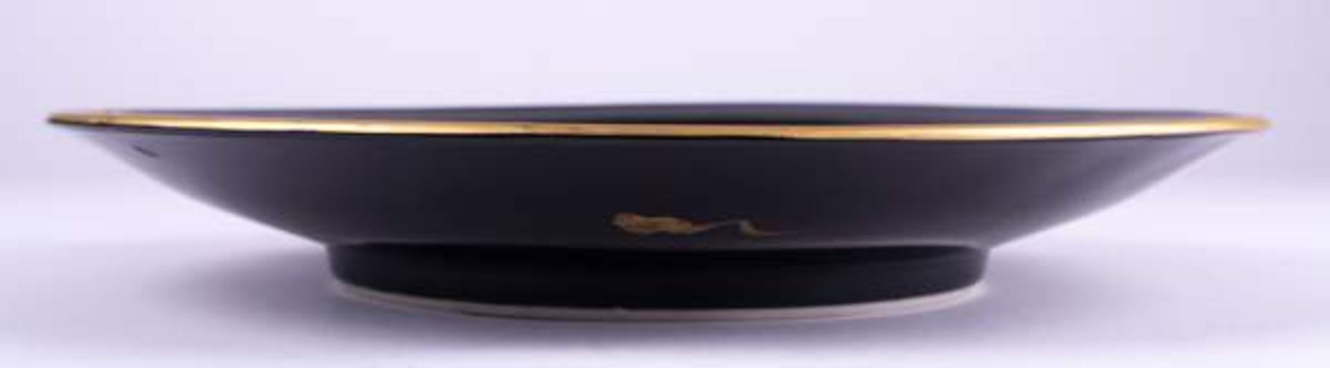 Teller China 20. Jhd. / Plate, China 20th century Verziert mit Schwarz-und Goldmalerei. Ø ca. 28,3 - Bild 4 aus 6