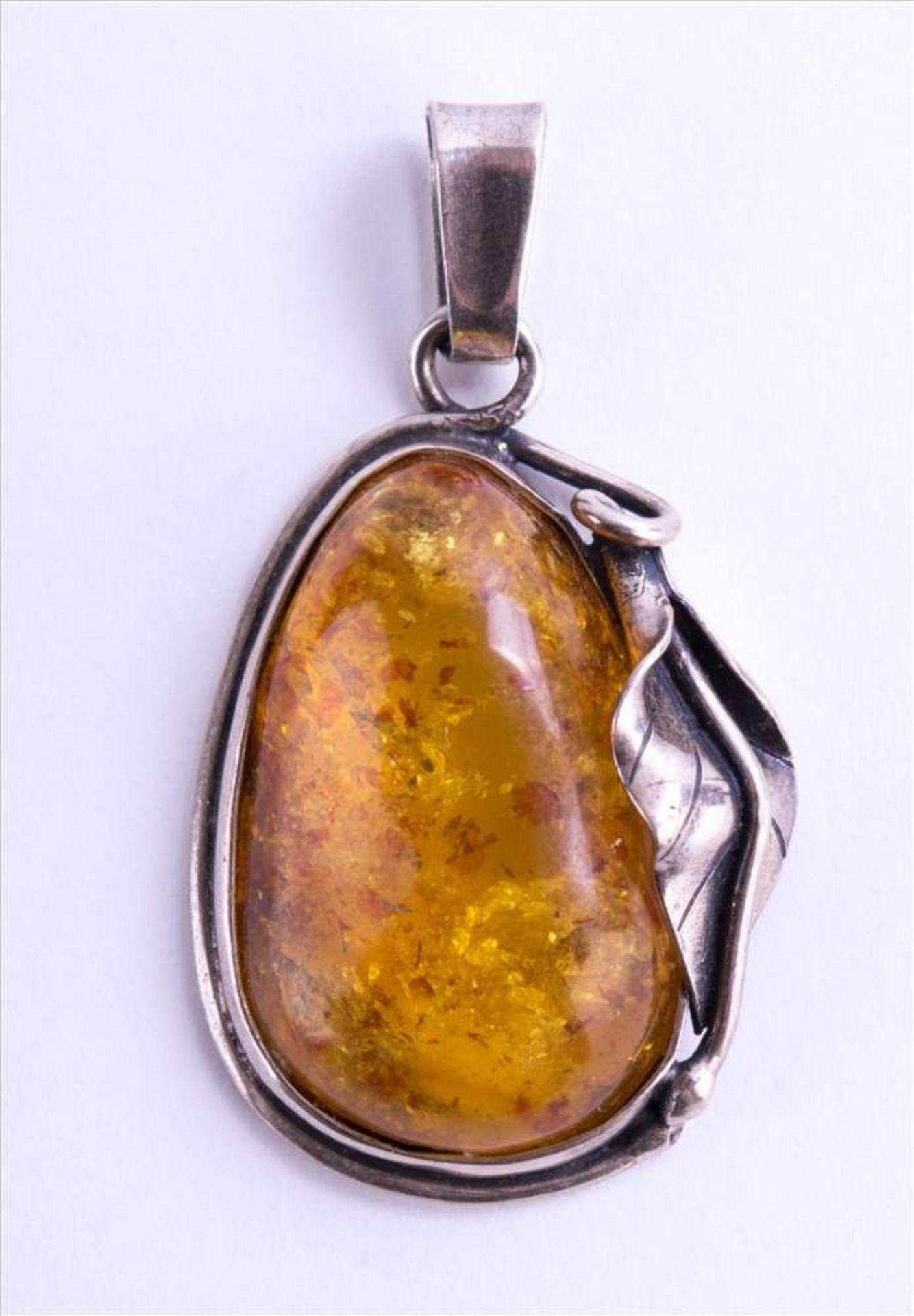 Bernstein Anhänger um 1930/40 / Amber necklace, about 1930/40 Silber 925/000, Meisterpunze AD,