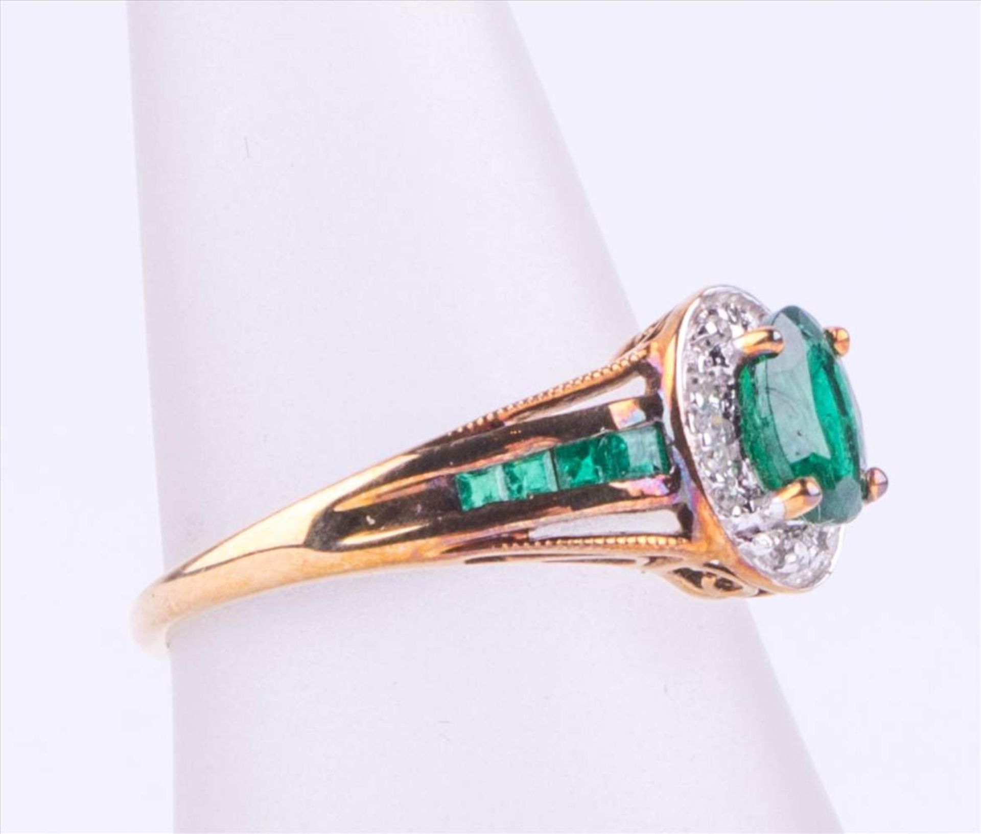 Ring mit Smaragd und Diamanten / Ring with emerald and diamonds 333 GG mit Samaragd und Diamenten, Ø - Image 2 of 2