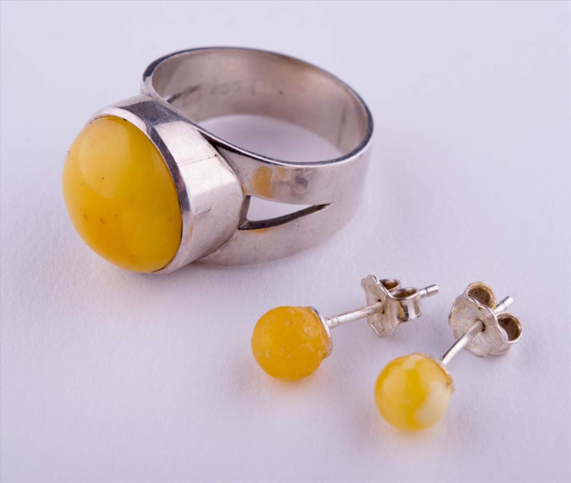 Bernstein Schmuckset / Amber jewellery set Paar Ohrringe und Ring Ø 19 mm, 835/000 Silber / pair