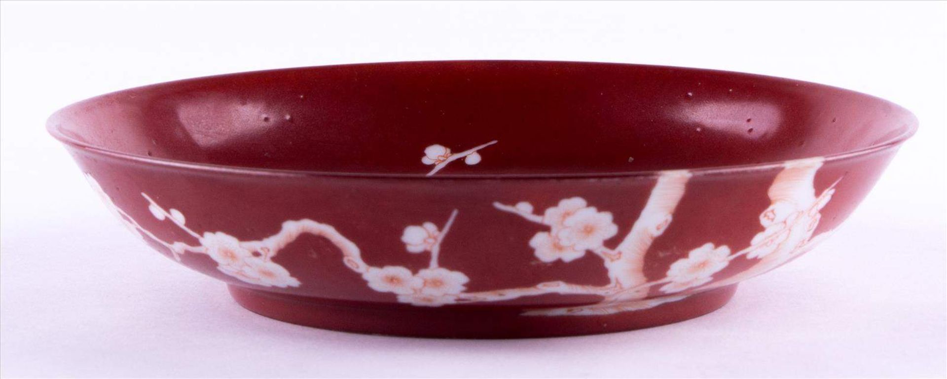 Schale China 19./20. Jhd. / Bowl, China 19th/20th century verziert mit Baum- und Blütendekor, unterm - Bild 2 aus 4