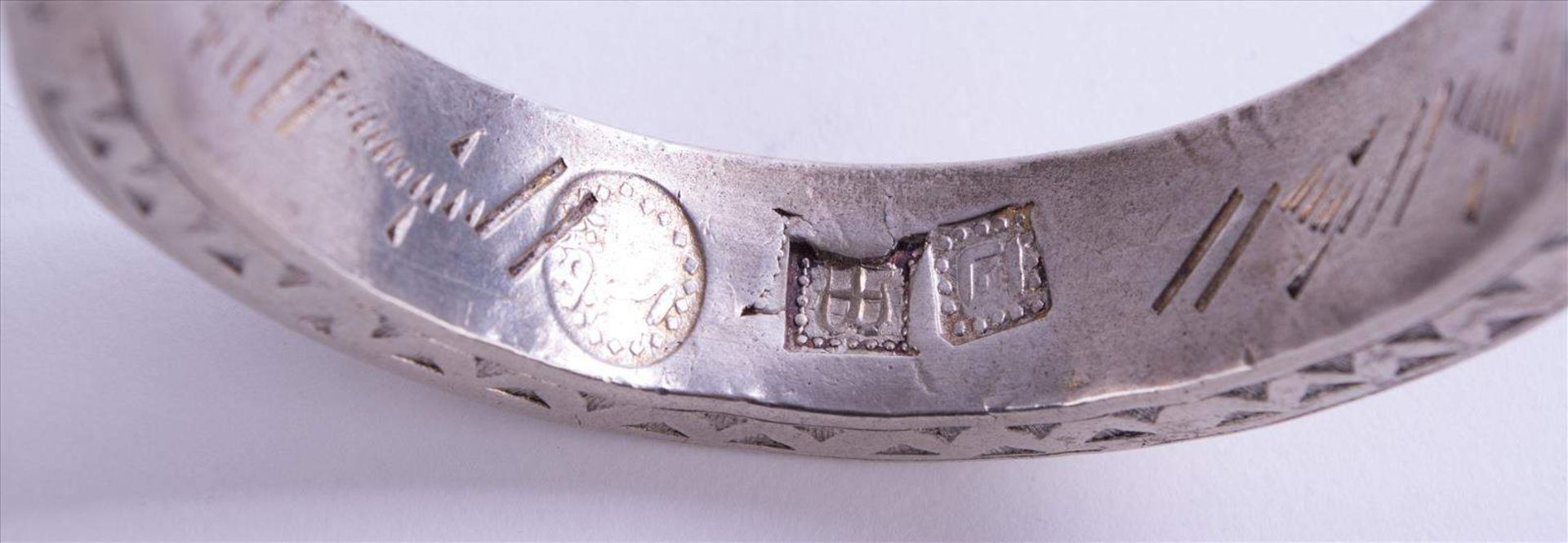 Paar Armreife Afrika / Pair of bracelets, Africa Silber geprüft, innen mehrfach gepunzt, B: ca. 1, - Bild 4 aus 6