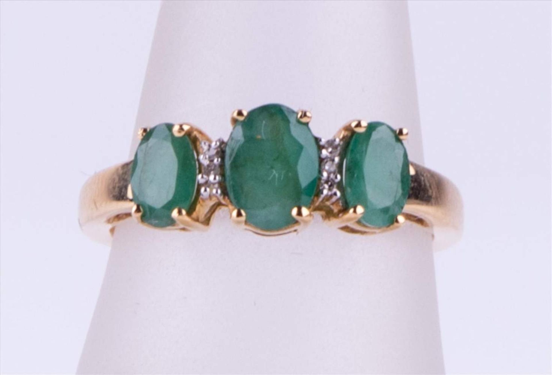 Ring mit Smaragden / Ring with emeralds 585 GG, 2,9 g, Ø 1,9 cm / 585 yellow gold, 2,9 g, Ø 1,9 cm - Bild 2 aus 2