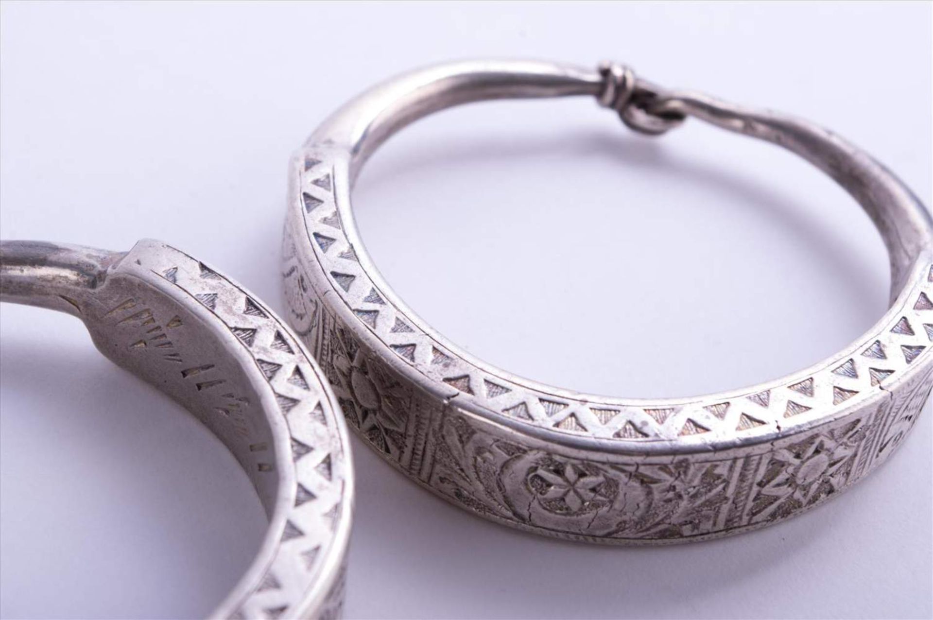 Paar Armreife Afrika / Pair of bracelets, Africa Silber geprüft, innen mehrfach gepunzt, B: ca. 1, - Bild 5 aus 6