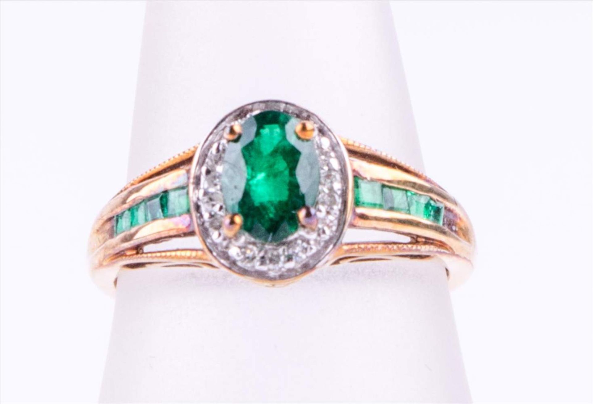 Ring mit Smaragd und Diamanten / Ring with emerald and diamonds 333 GG mit Samaragd und Diamenten, Ø