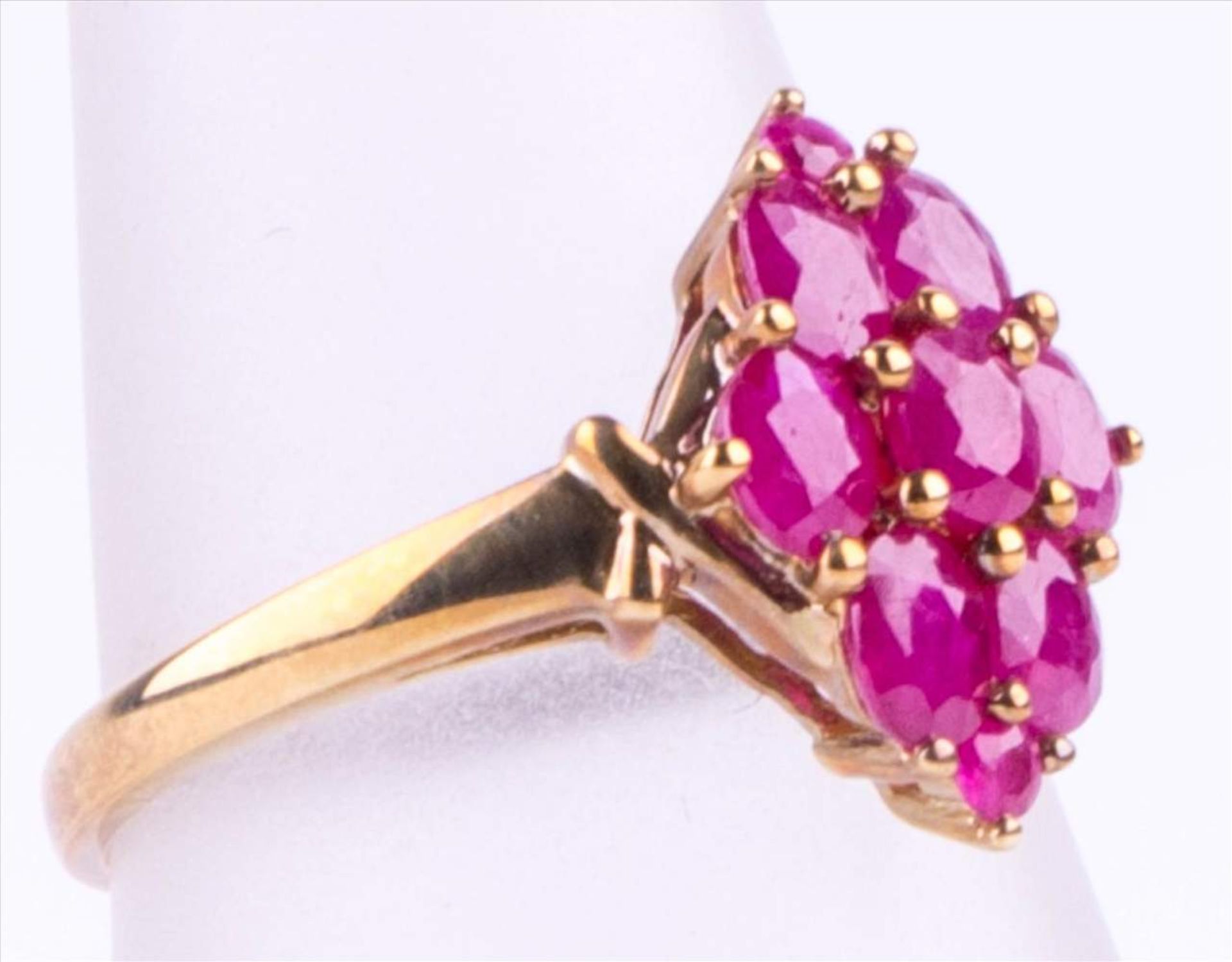 Ring mit Rubinen / Ring with rubies 357 GG und Rubinen, 2,8 g, Ø 1,9 cm / 357 yellow gold and