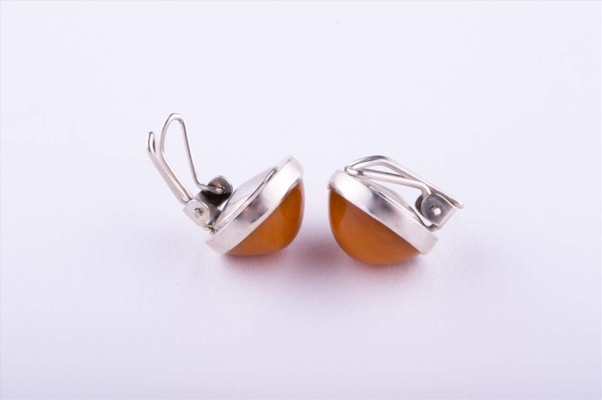 Paar Ohrclips Bernstein / Pair of amber ear clips Ø je14 mm, 835/000 Silber / Ø both 14 mm, 835/ - Bild 4 aus 4