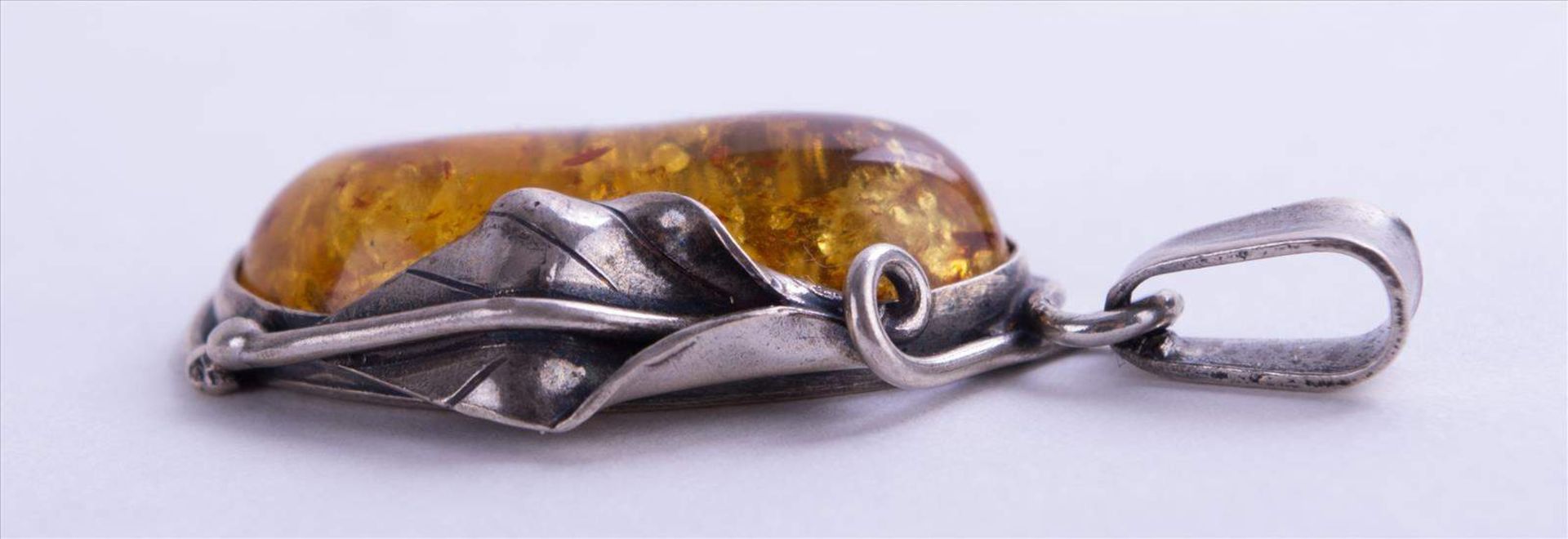 Bernstein Anhänger um 1930/40 / Amber necklace, about 1930/40 Silber 925/000, Meisterpunze AD, - Bild 4 aus 5