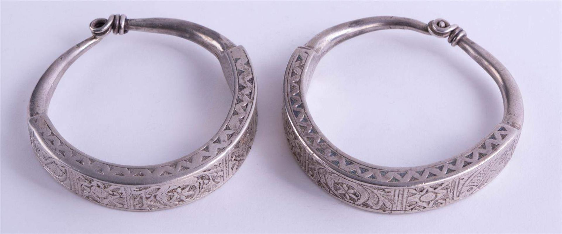 Paar Armreife Afrika / Pair of bracelets, Africa Silber geprüft, innen mehrfach gepunzt, B: ca. 1,