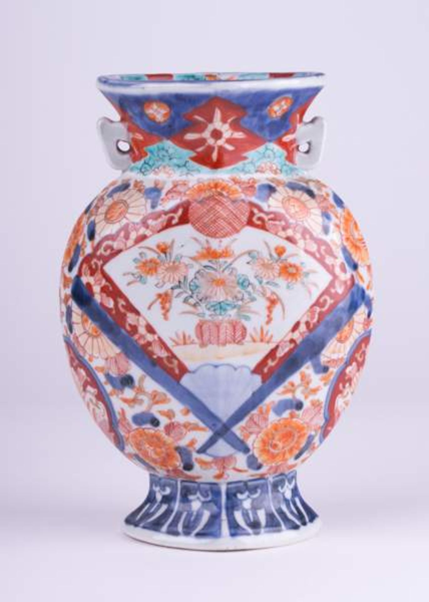 Vase Japan 19. Jhd. / Vase, Japan 19th century farbig staffiert, mit floralem und Ornamentdekor,