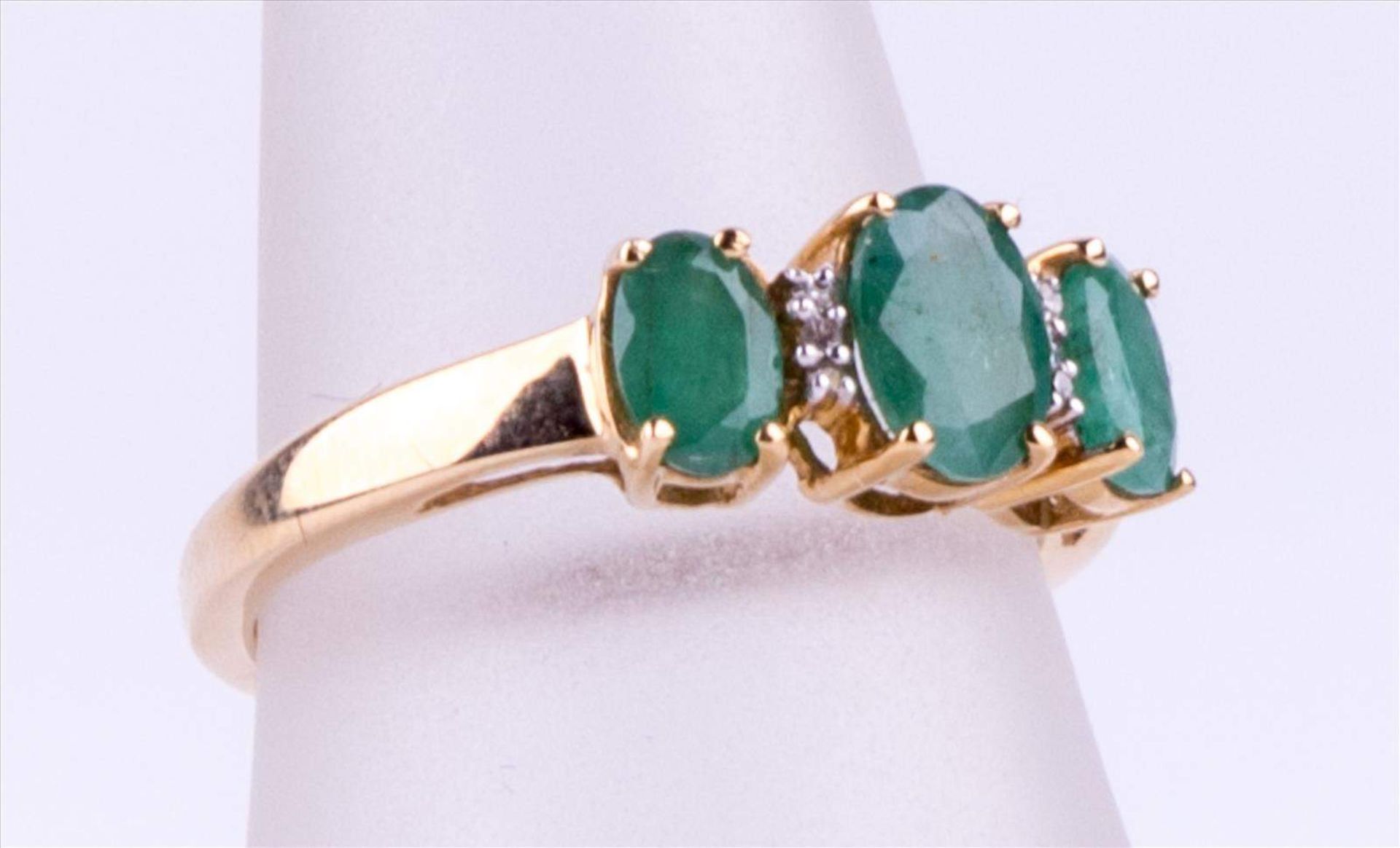 Ring mit Smaragden / Ring with emeralds 585 GG, 2,9 g, Ø 1,9 cm / 585 yellow gold, 2,9 g, Ø 1,9 cm