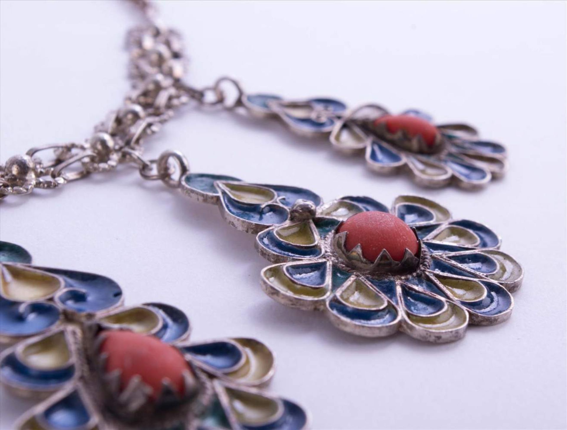 Cloisonne Collier wohl Nordafrika / Cloisonné necklace, probably North Africa Silber geprüft, L: ca. - Bild 2 aus 5