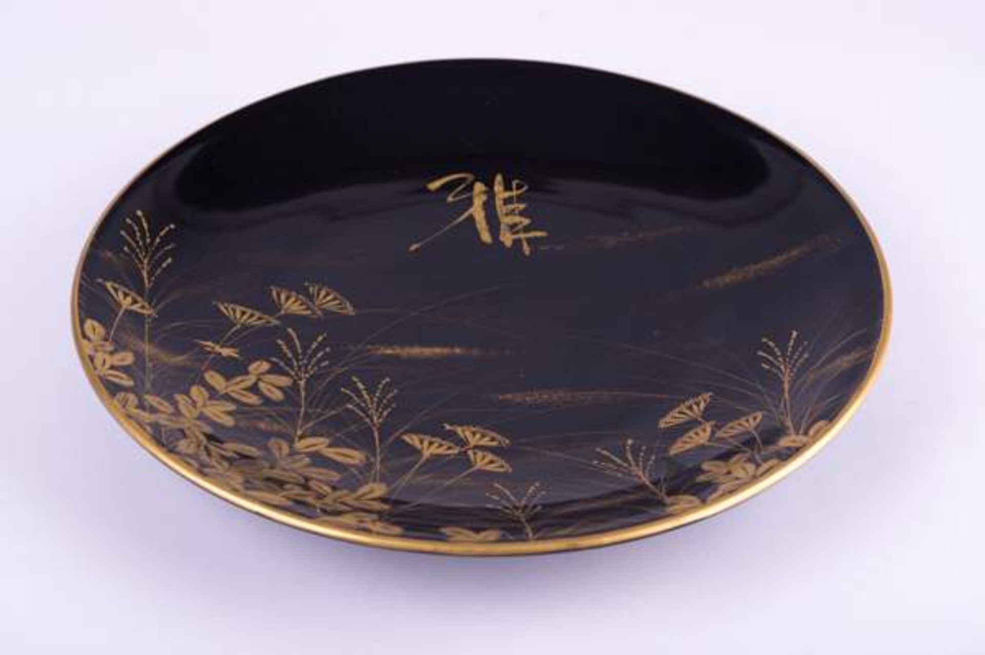 Teller China 20. Jhd. / Plate, China 20th century Verziert mit Schwarz-und Goldmalerei. Ø ca. 28,3 - Bild 2 aus 6