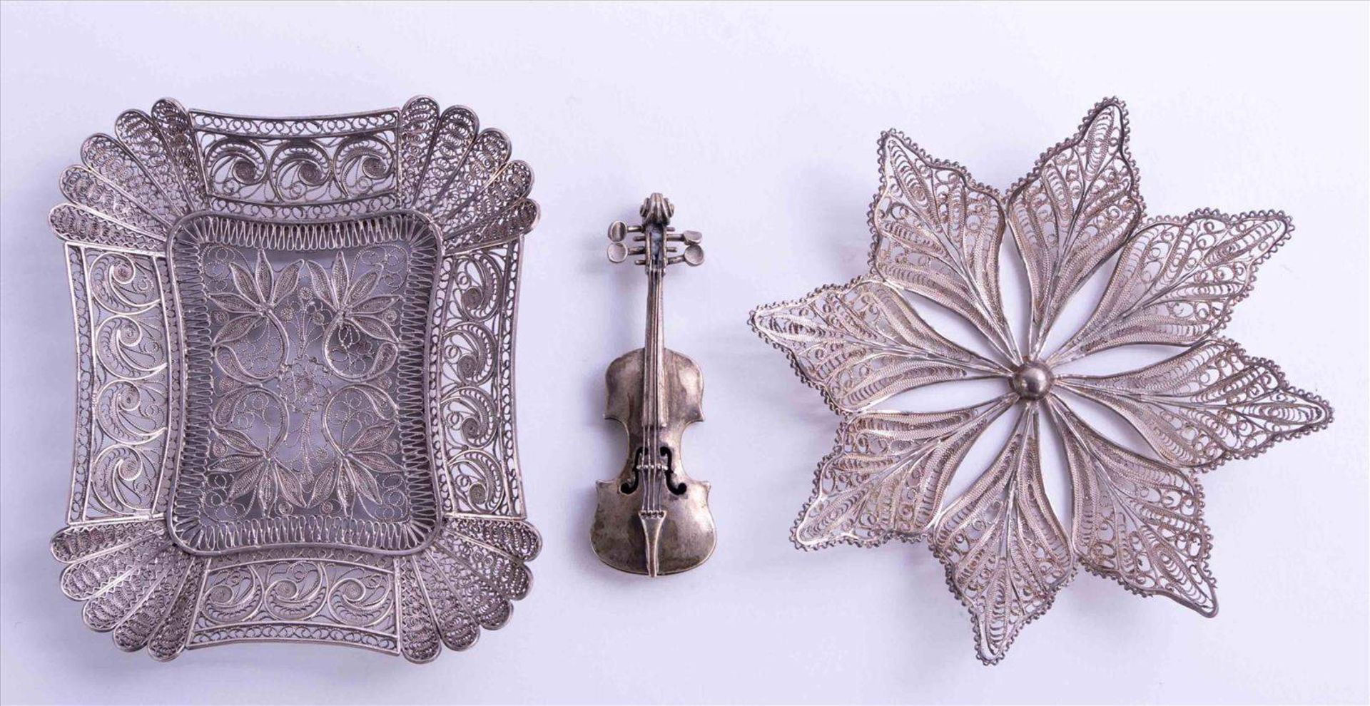 Konvolut Silber / Group of silver items 3 Teile, 1 kleine Geige 800/000 Silber, L: 6,5 cm, 1