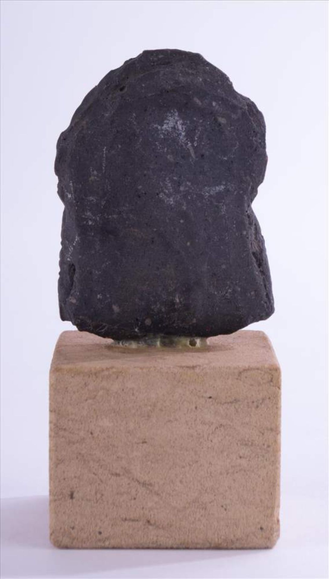 kleine Figur einer Gottheit / Small figure of a divinity Stein, auf Steinsockel montiert, Gesamthöhe - Bild 3 aus 3