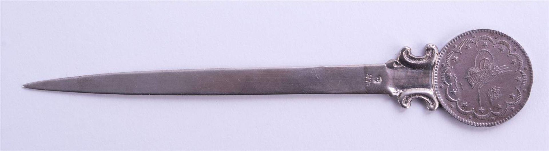 Brieföffner mit Münze / Letter opener with coin wohl Marokko oder Tunesien, L: 14,3 cm / probably - Bild 2 aus 2