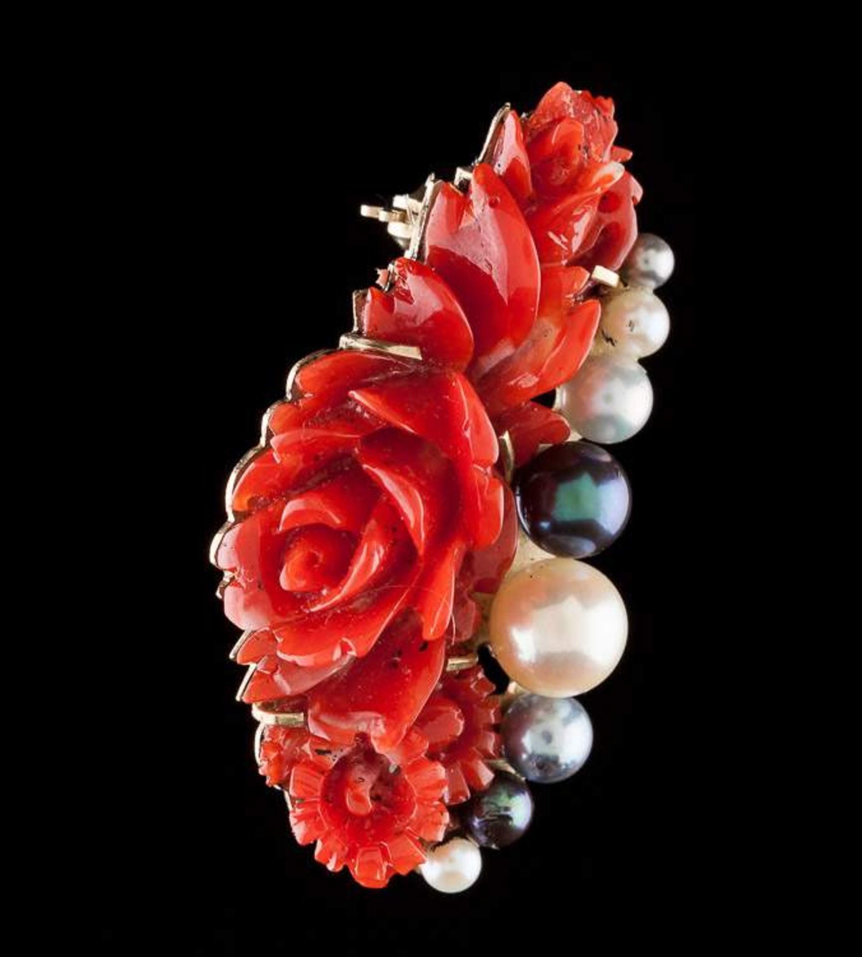 Korallenbrosche mit Tahitiperlen / Coral brooch with Tahiti pearls 585/000 GG geprüft, 11,7 g /