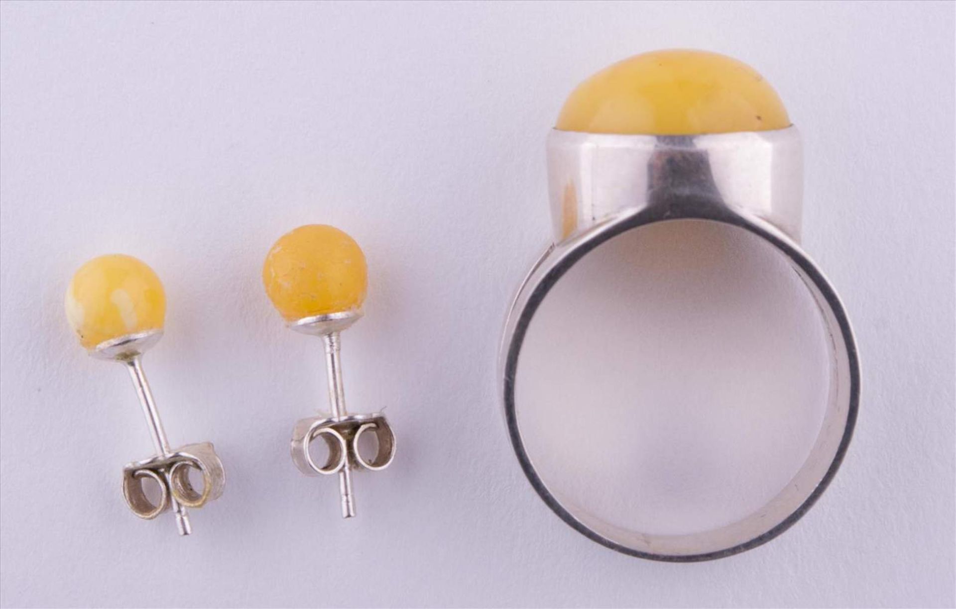 Bernstein Schmuckset / Amber jewellery set Paar Ohrringe und Ring Ø 19 mm, 835/000 Silber / pair - Bild 2 aus 4