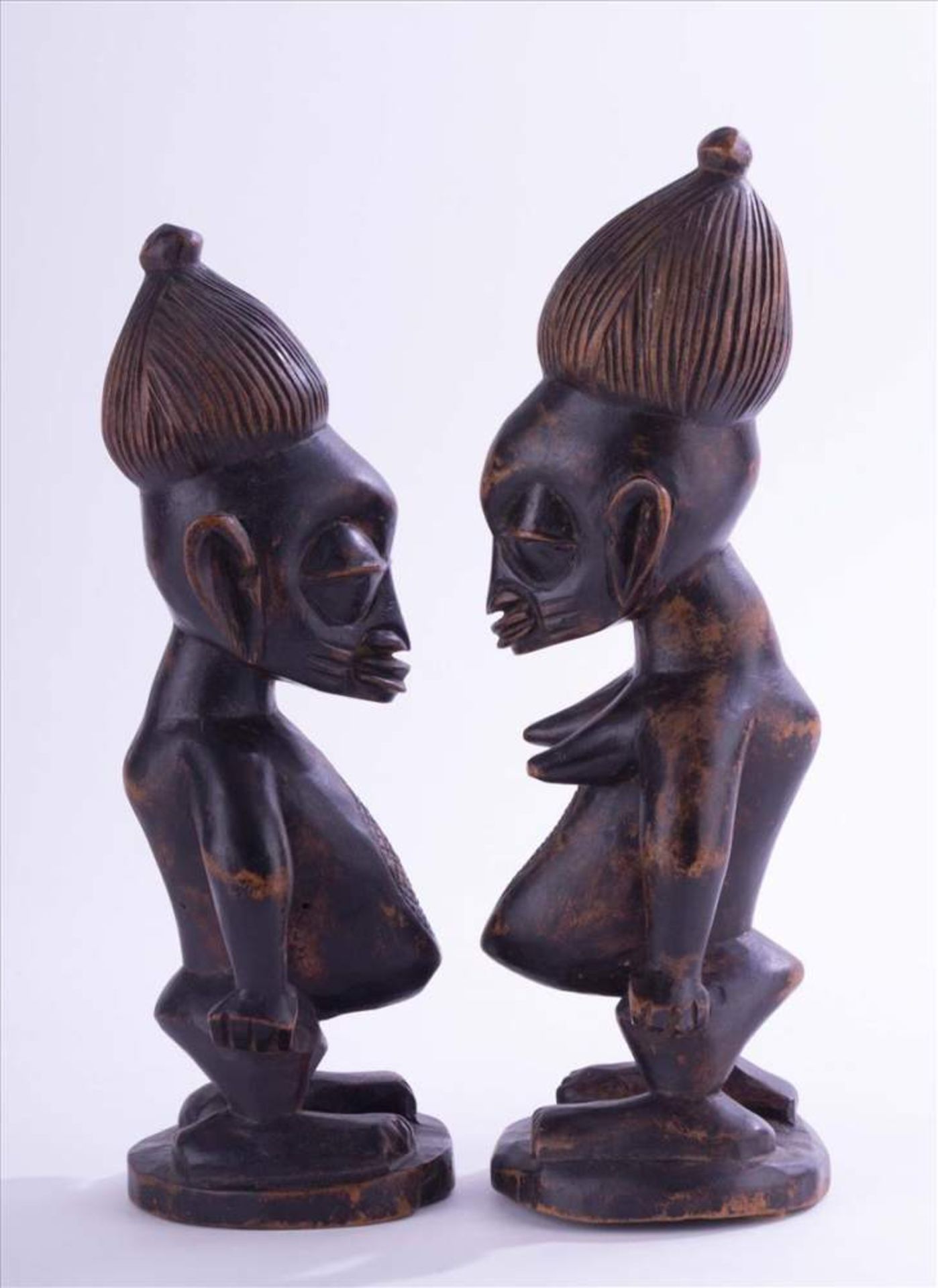 Paar Figuren Yoruba Afrika um 1900/1920 / Pair of African Yoruba figures, about 1900/20 Holz, H: ca. - Bild 3 aus 4