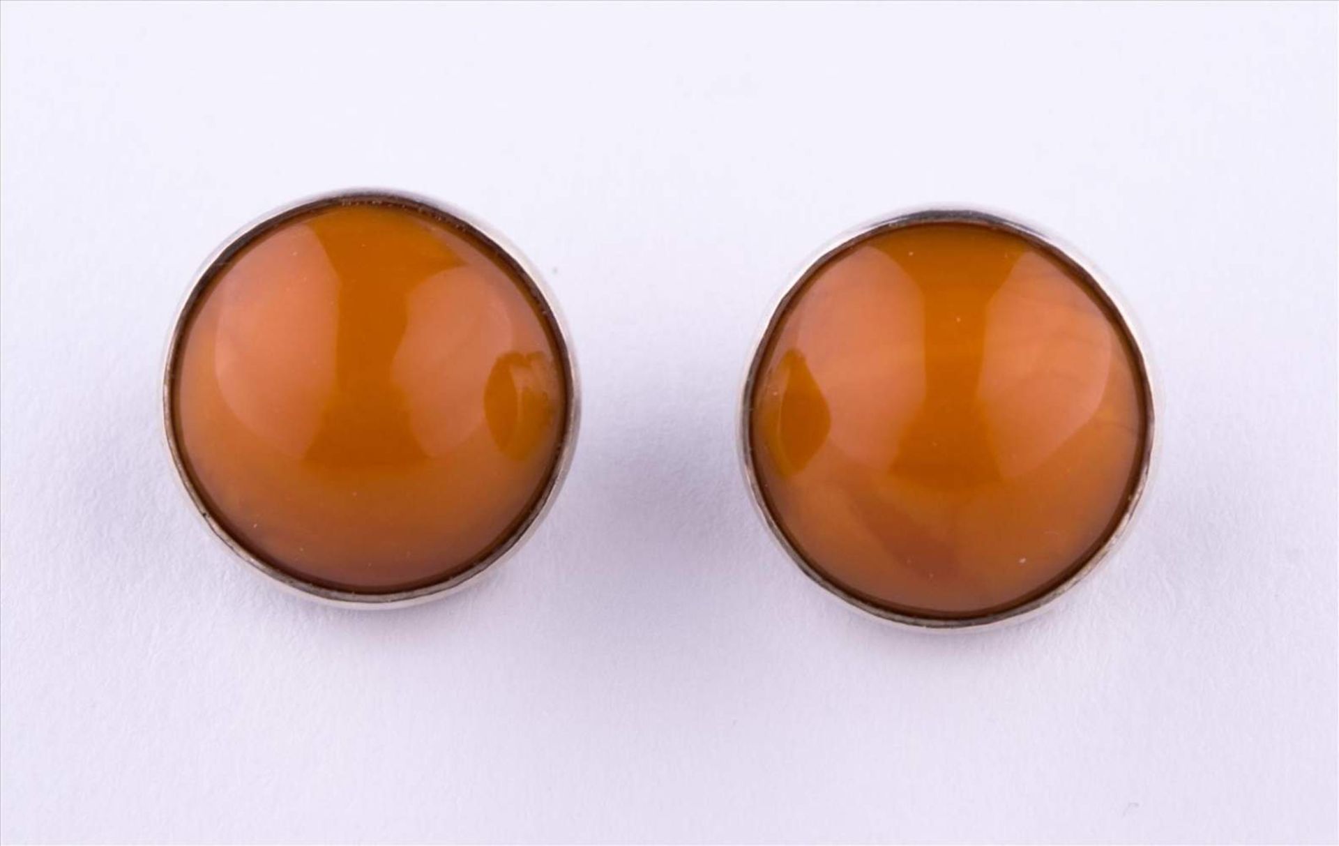 Paar Ohrclips Bernstein / Pair of amber ear clips Ø je14 mm, 835/000 Silber / Ø both 14 mm, 835/