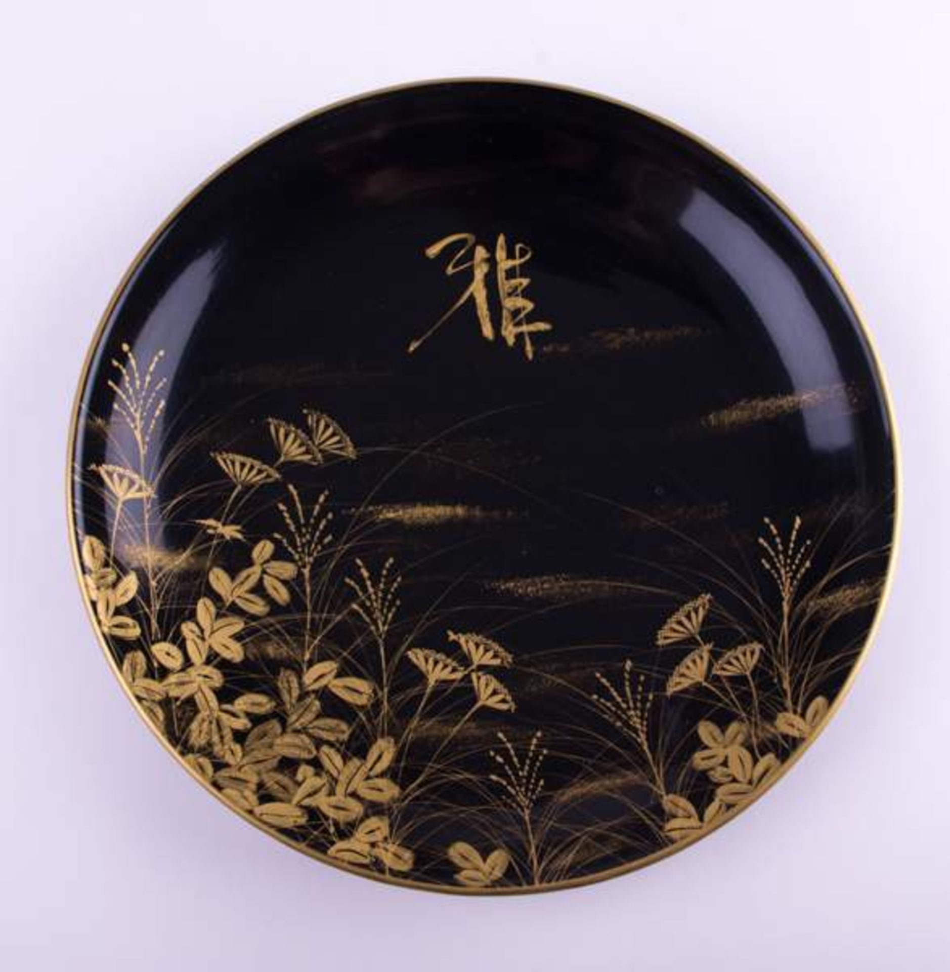 Teller China 20. Jhd. / Plate, China 20th century Verziert mit Schwarz-und Goldmalerei. Ø ca. 28,3