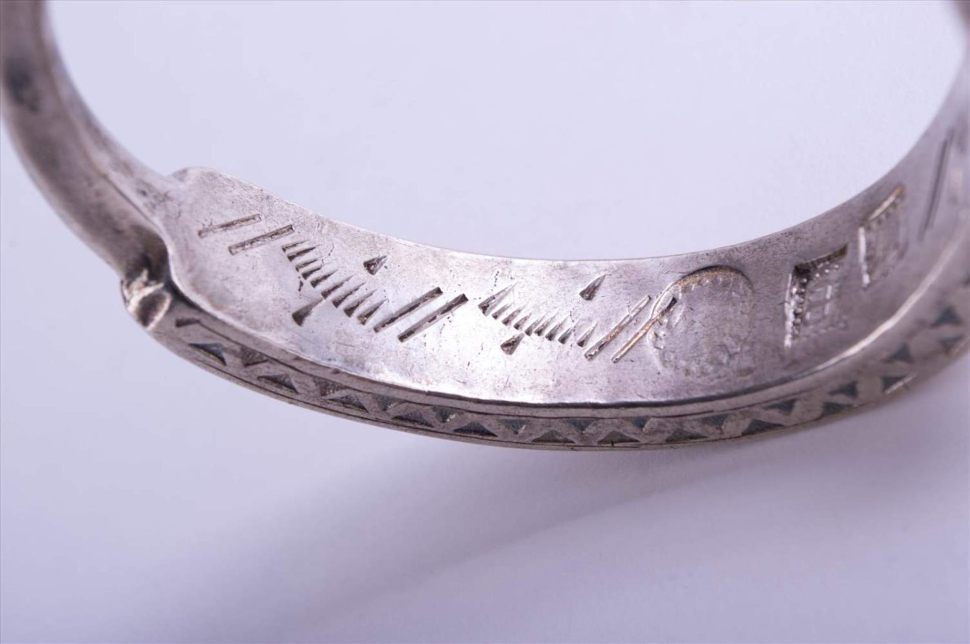 Paar Armreife Afrika / Pair of bracelets, Africa Silber geprüft, innen mehrfach gepunzt, B: ca. 1, - Bild 6 aus 6