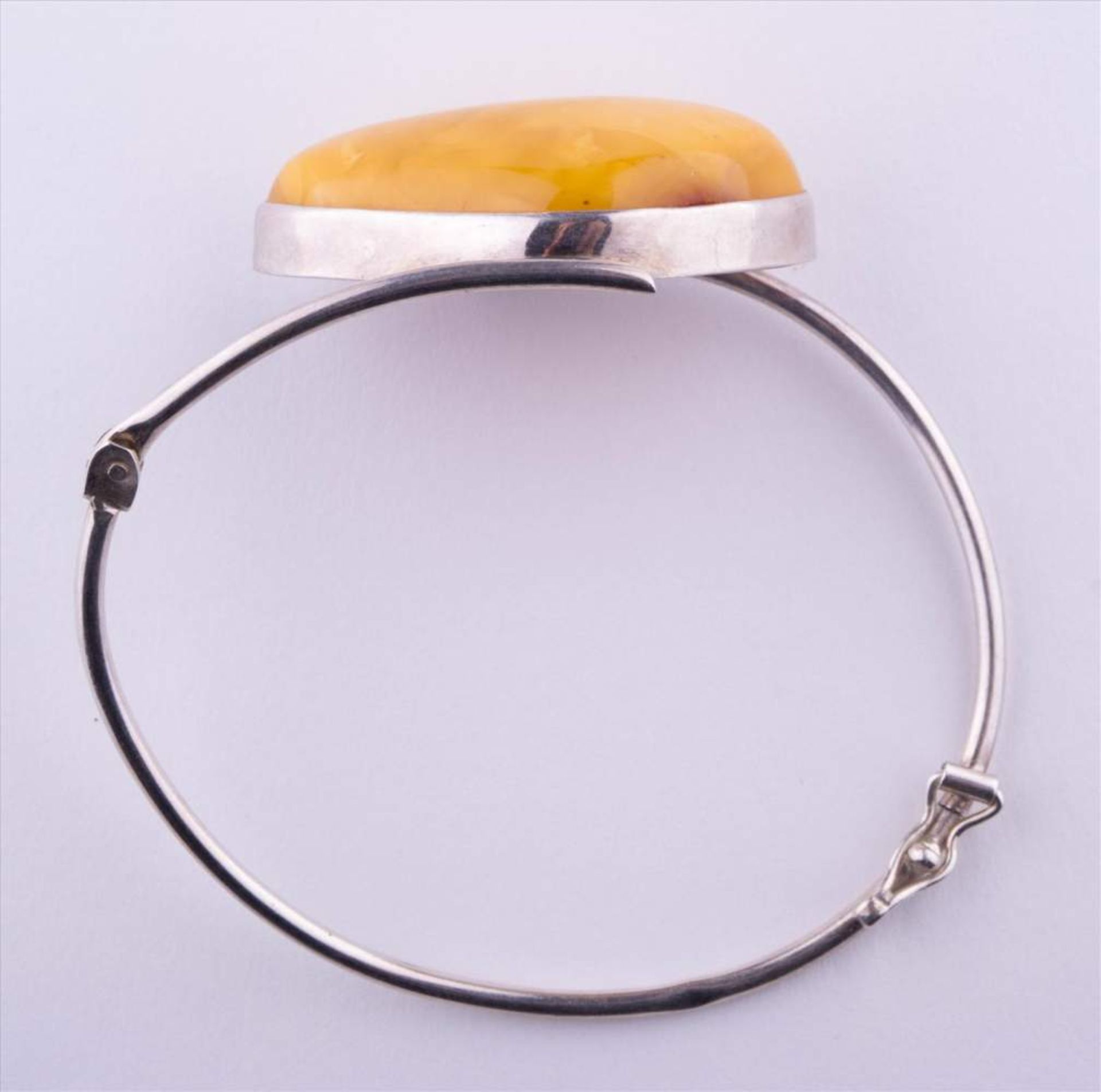 Bernstein Armreif / Amber bracelet Ø 68 mm, 835/000 Silber / Ø 68 mm, 835/000 silver - Bild 2 aus 3