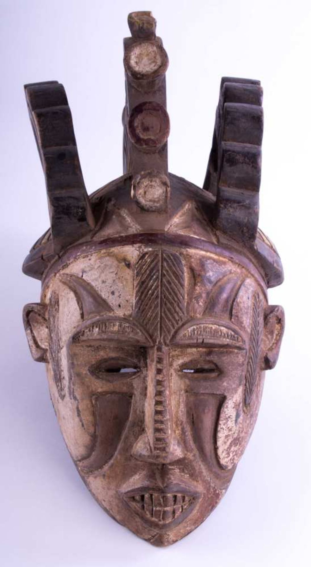 große Maske Afrika um 1900 / Large mask, Africa about 1900 Holz, ca. 55 cm x 25 cm 32 cm / wood,