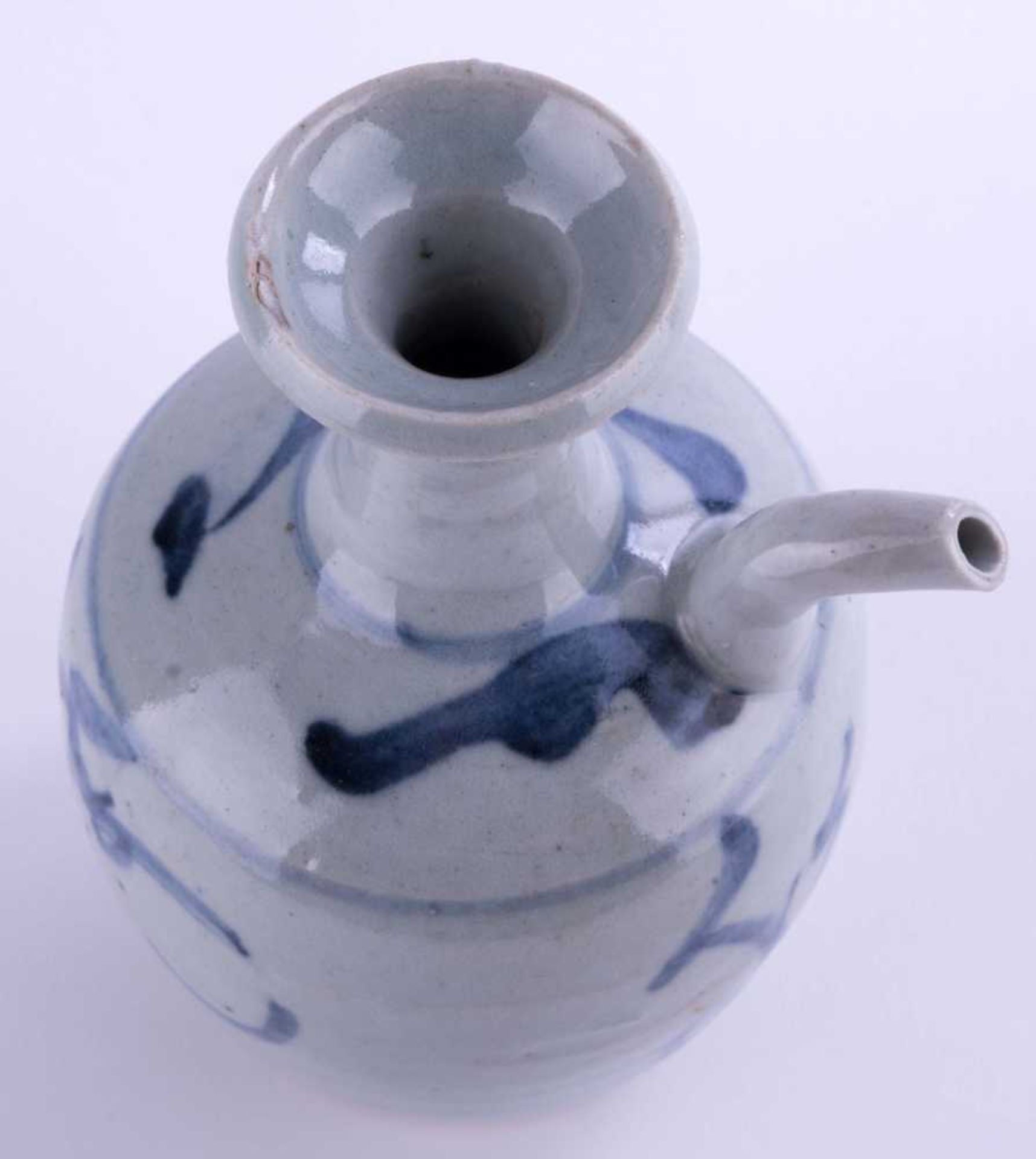 Kanne Korea 20. Jhd. / Pot, Korea 20th century Blaumalerei, H: 17 cm / blue painting, height: 17 cm - Bild 4 aus 5