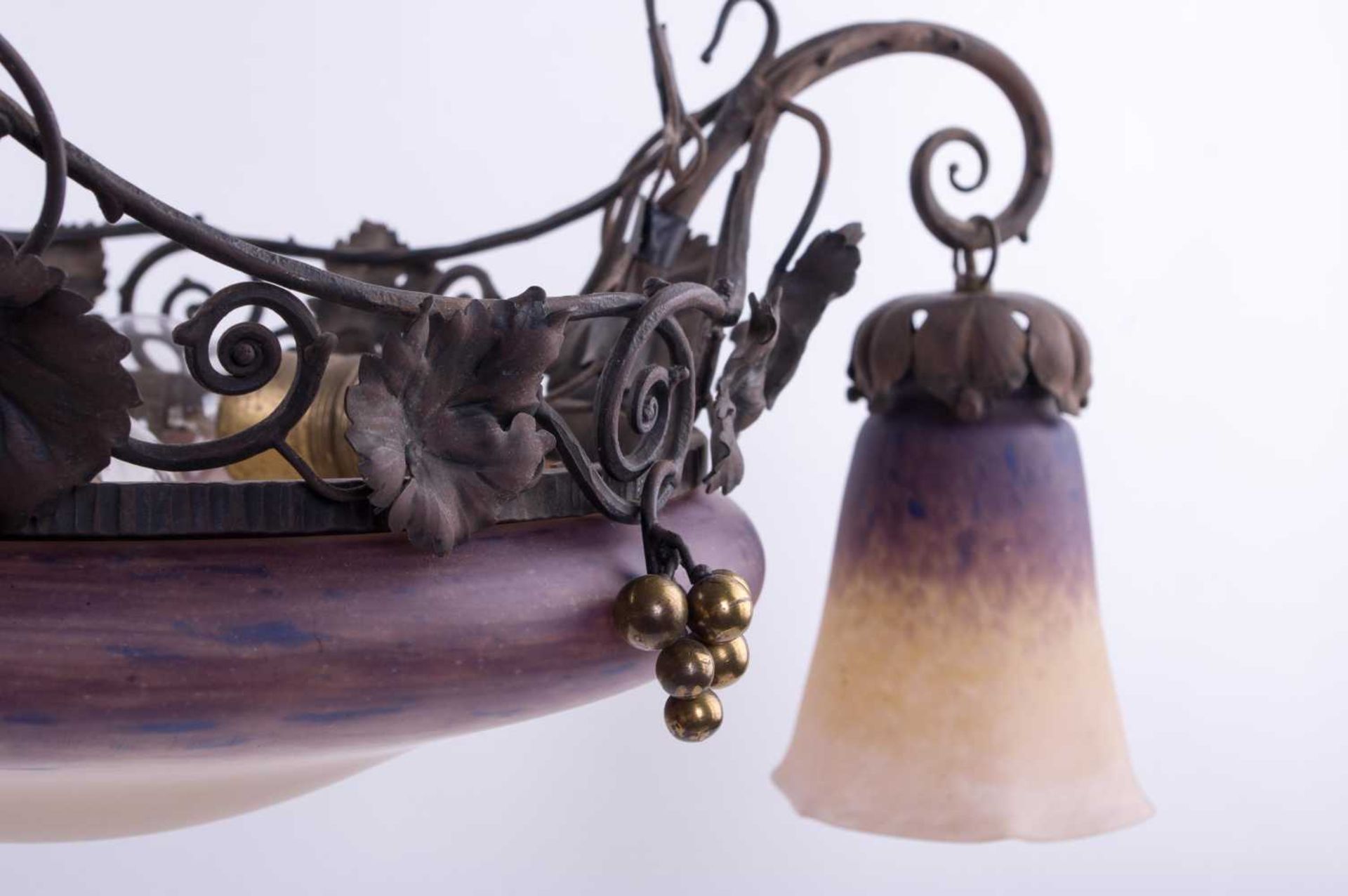 Jugendstillampe / Art Nouveau lamp Violet-weiß farbiges Glas, schmiedeeisernes florales Dekor, - Bild 4 aus 5