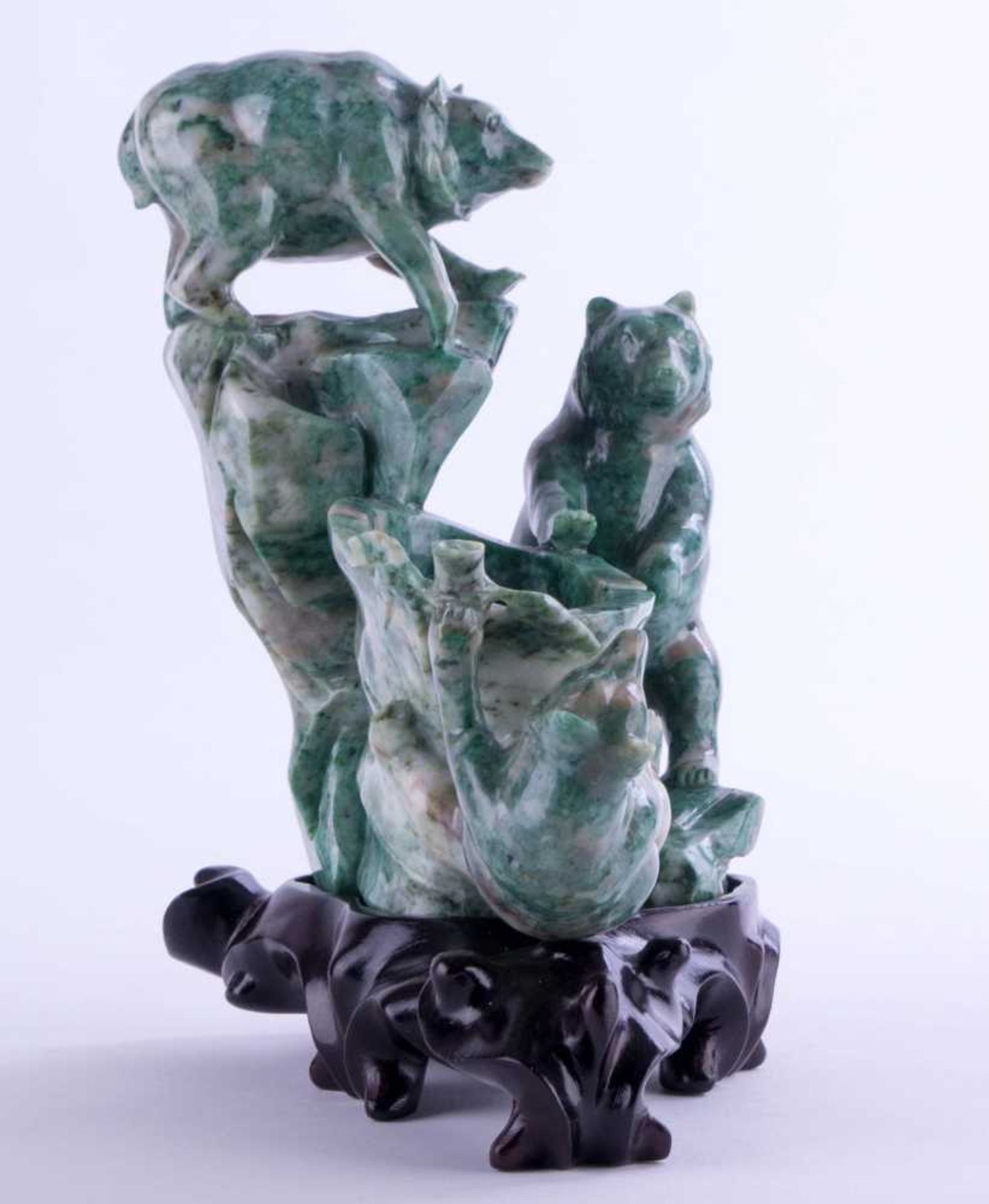 Skulptur Asien wohl Jade 20 Jhd.? / Sculpture Asia, probably jade 20th century ? 3 spielende - Bild 3 aus 4