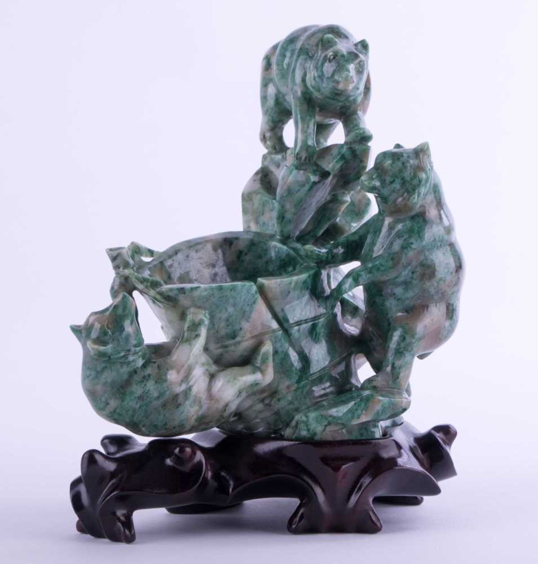 Skulptur Asien wohl Jade 20 Jhd.? / Sculpture Asia, probably jade 20th century ? 3 spielende