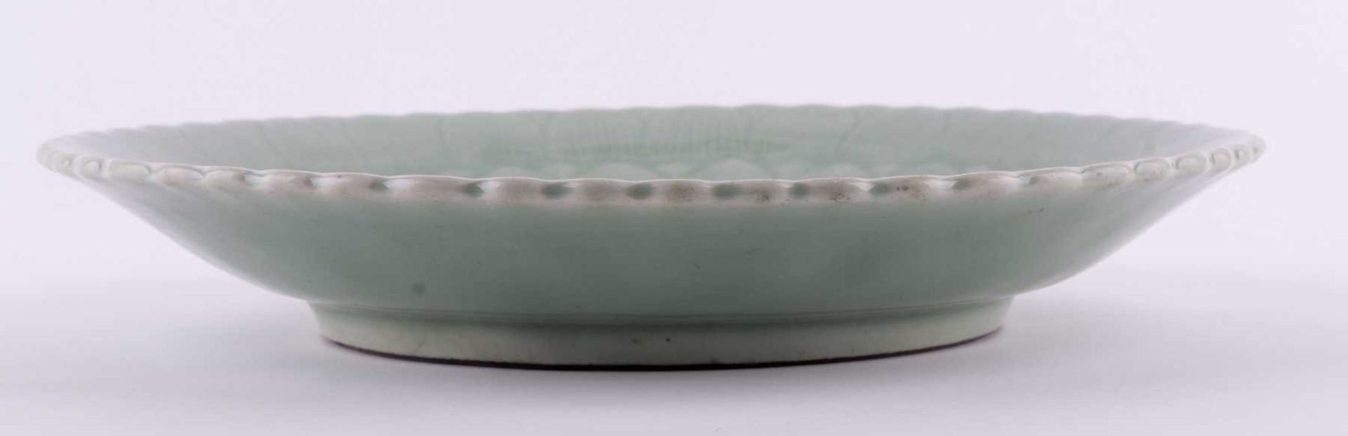 Seladon Schale China 18./19 Jhd. / Celadon bowl, China 18th/19th century Blattdekor, am Standring - Bild 3 aus 4