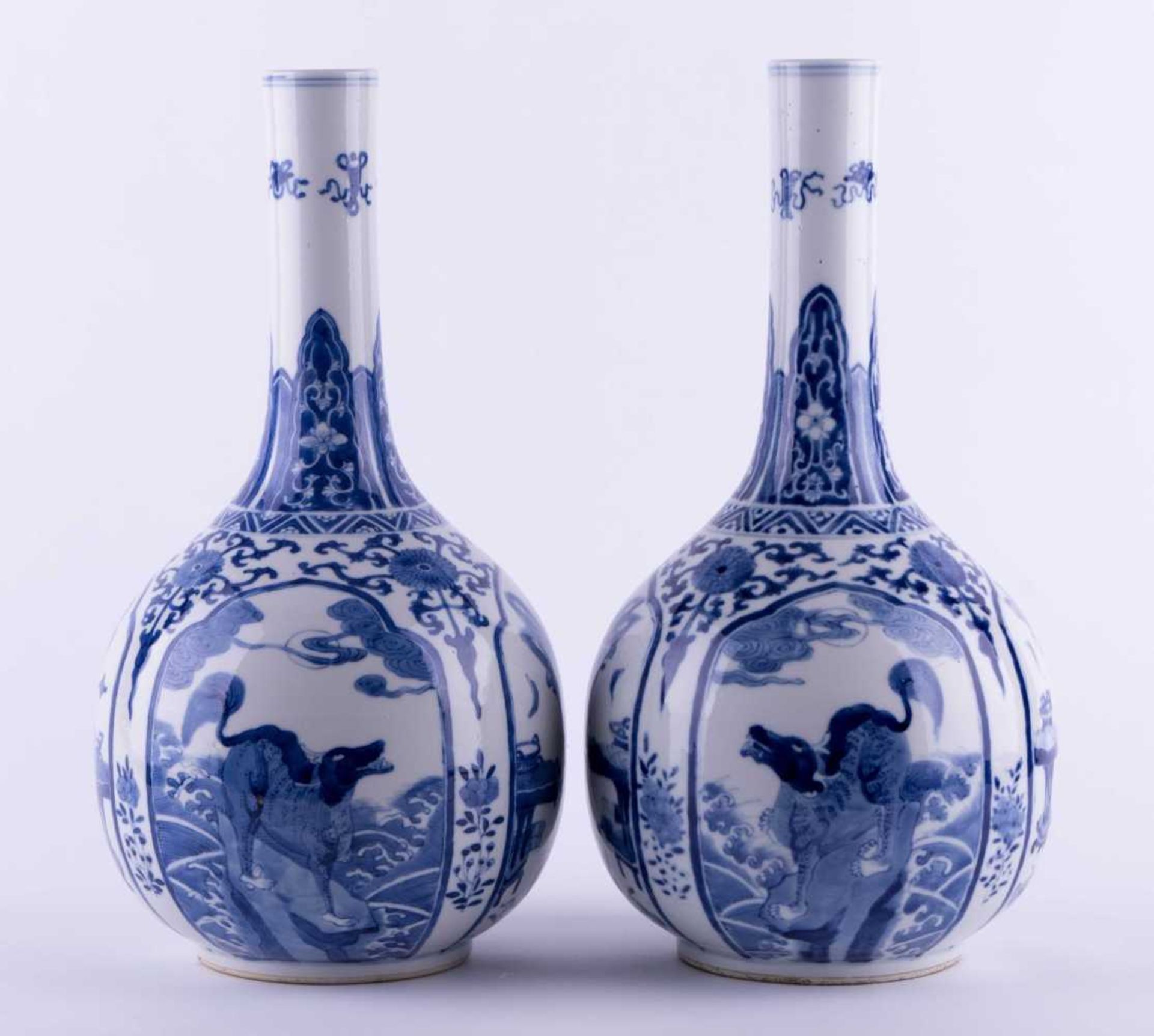 Paar Vasen China 19. Jhd. / Pair of vases, China 19th century blau-weiß Malerei, umlaufend mit