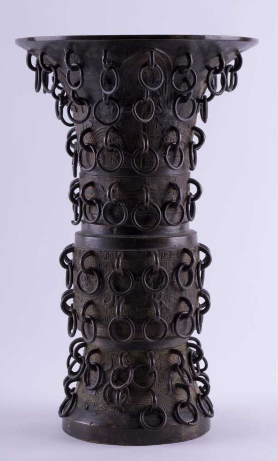 Große Vase China 18./19. Jhd. / Large vase, China 18th/19th century Bronze, umlaufend achaischer