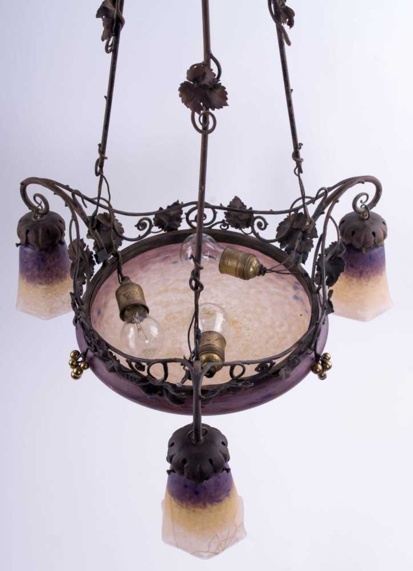 Jugendstillampe / Art Nouveau lamp Violet-weiß farbiges Glas, schmiedeeisernes florales Dekor, - Bild 3 aus 5