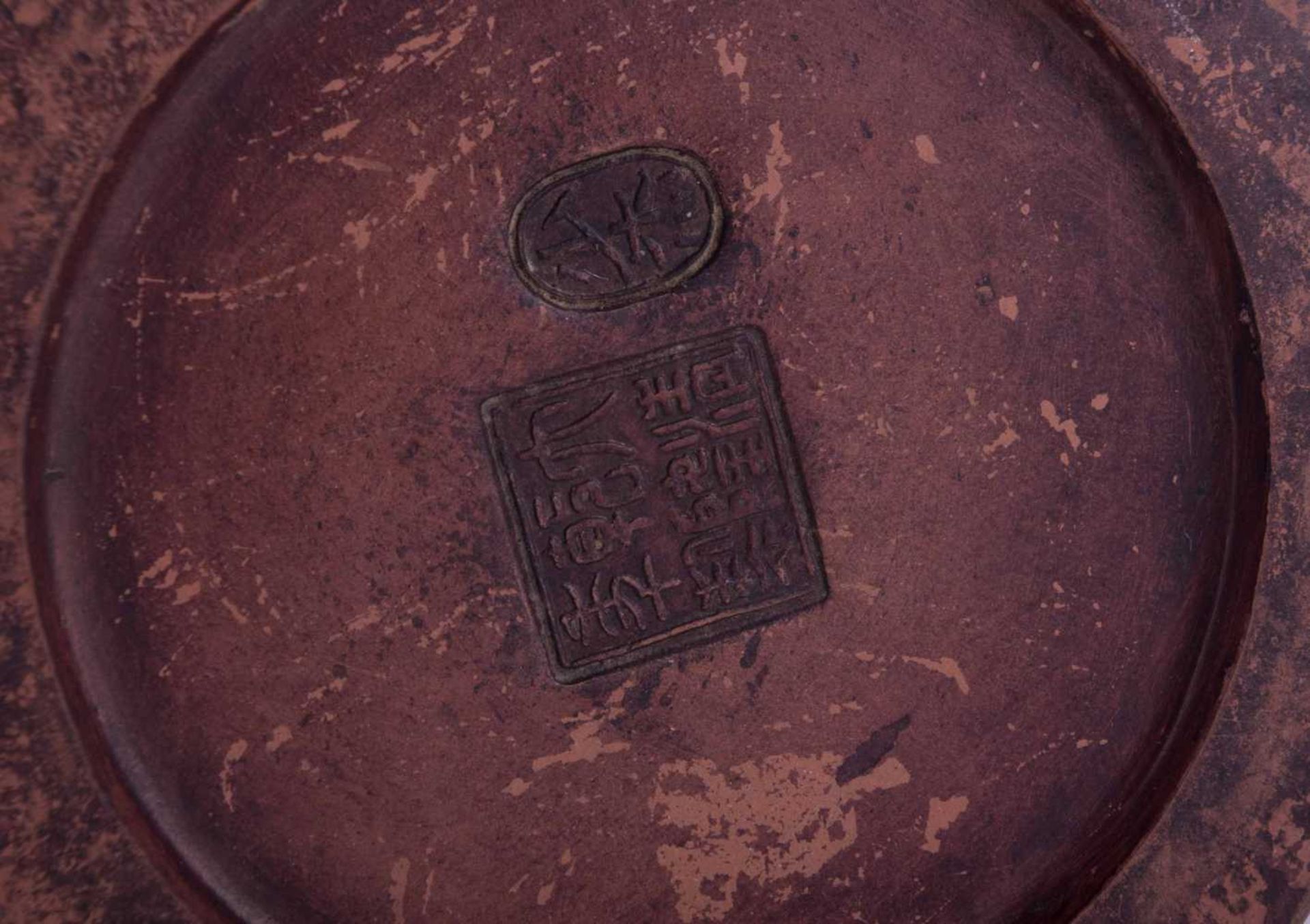 Vase China 18./19. Jhd. / Vase, China 18th/19th century Keramik, umlaufender reliefierter Drachen- - Bild 4 aus 4